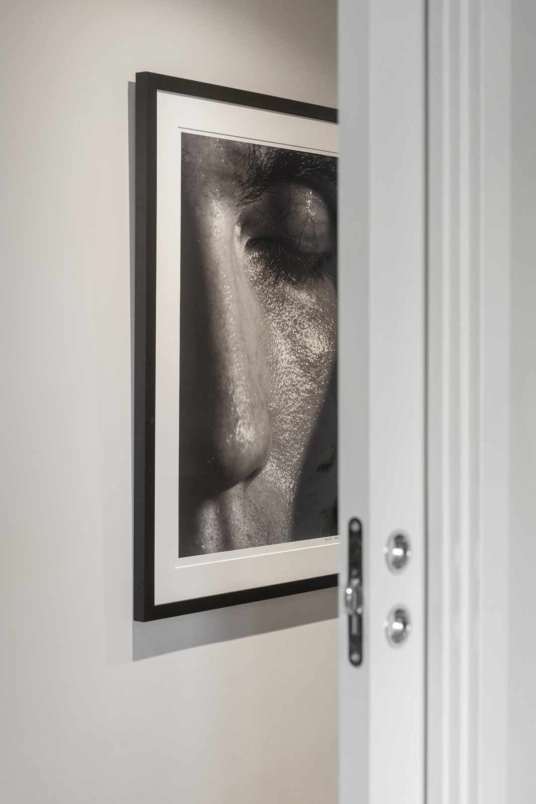 Det er skyvedør mellom stue/kjøkken og hall/gangen. Galleribilde