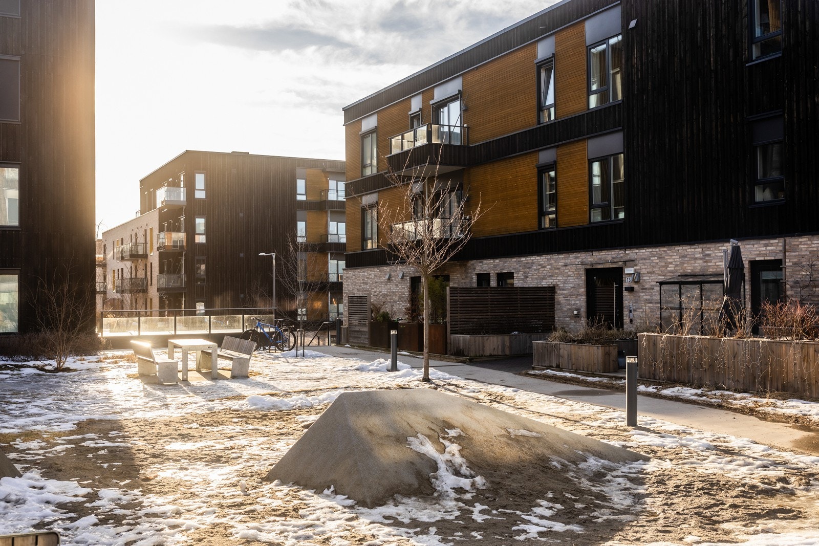 Hyggelig og luftig bakgård, her er det grønt og idyllisk når sommeren kommer. Galleribilde