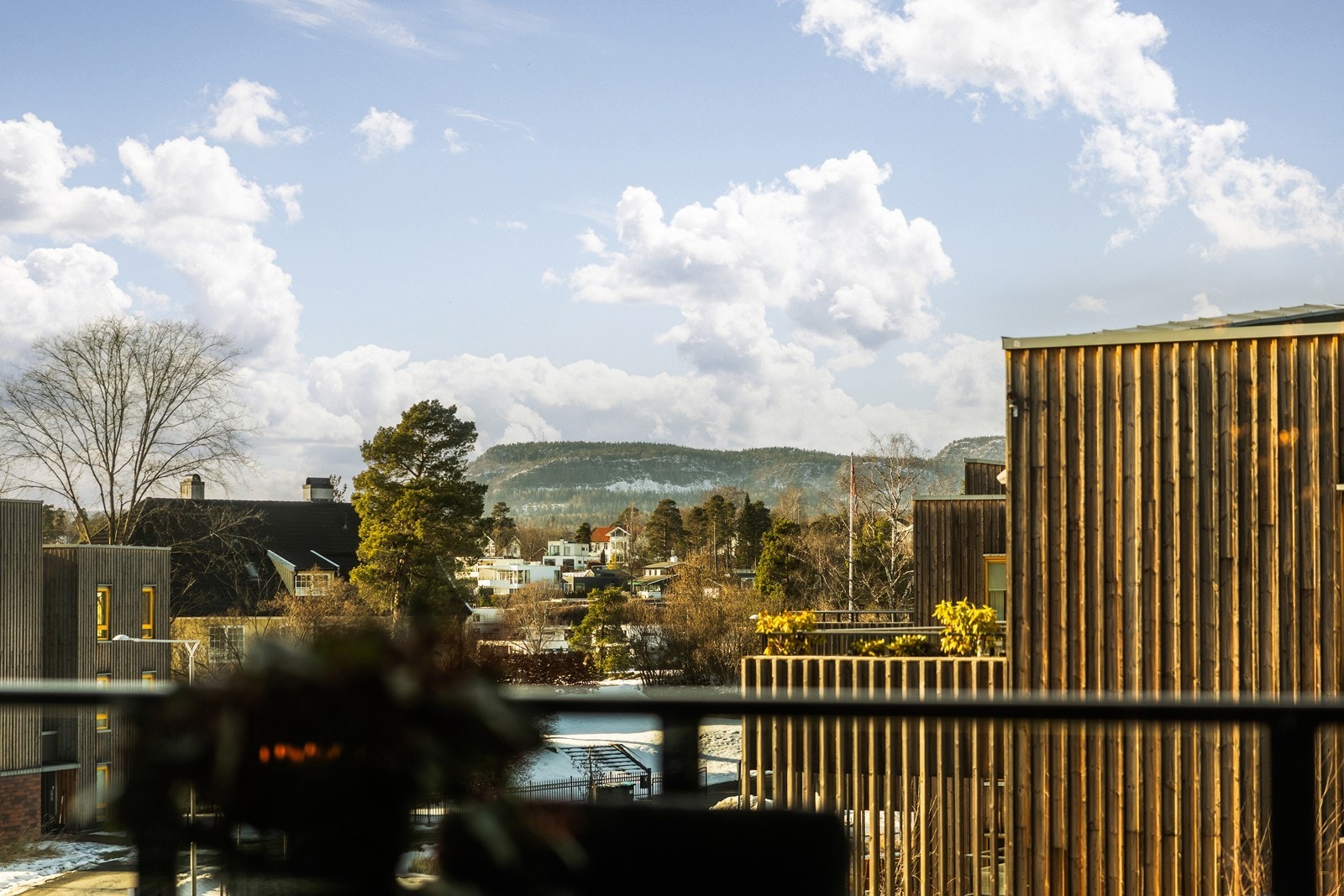 Utsikt mot Kolsåstoppen fra den vestvendte balkongen. Galleribilde