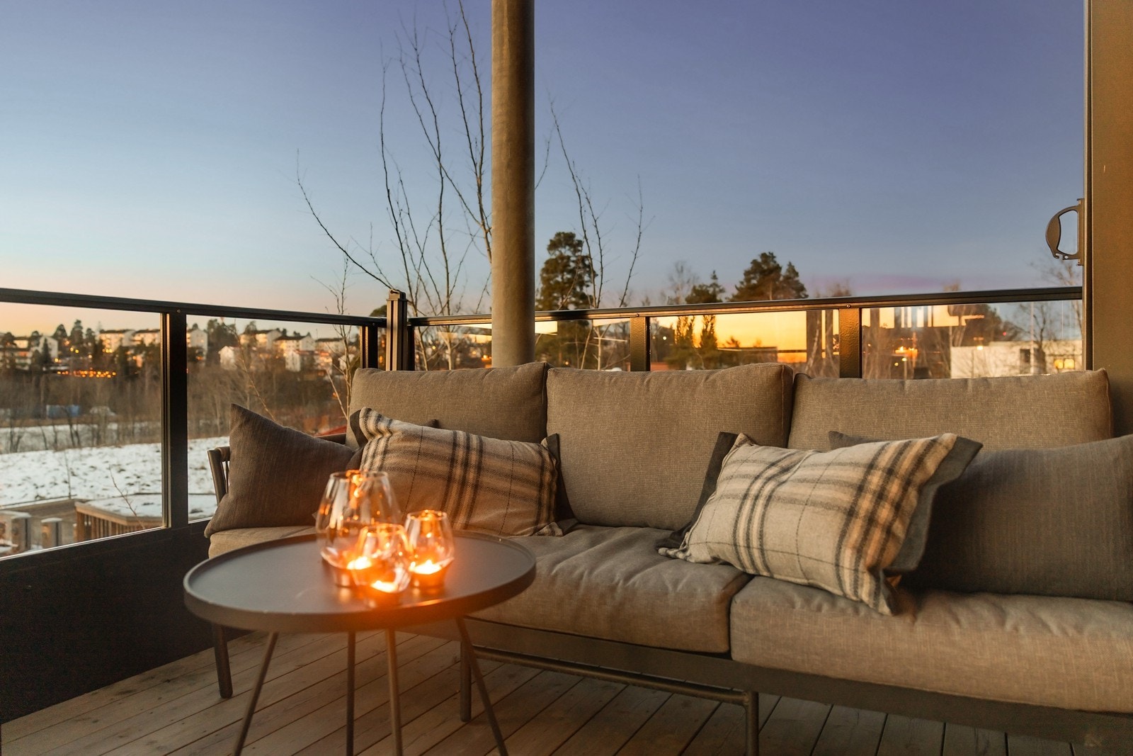 Balkongene er 12m² og har plass til både sofa og spisegruppe. Galleribilde