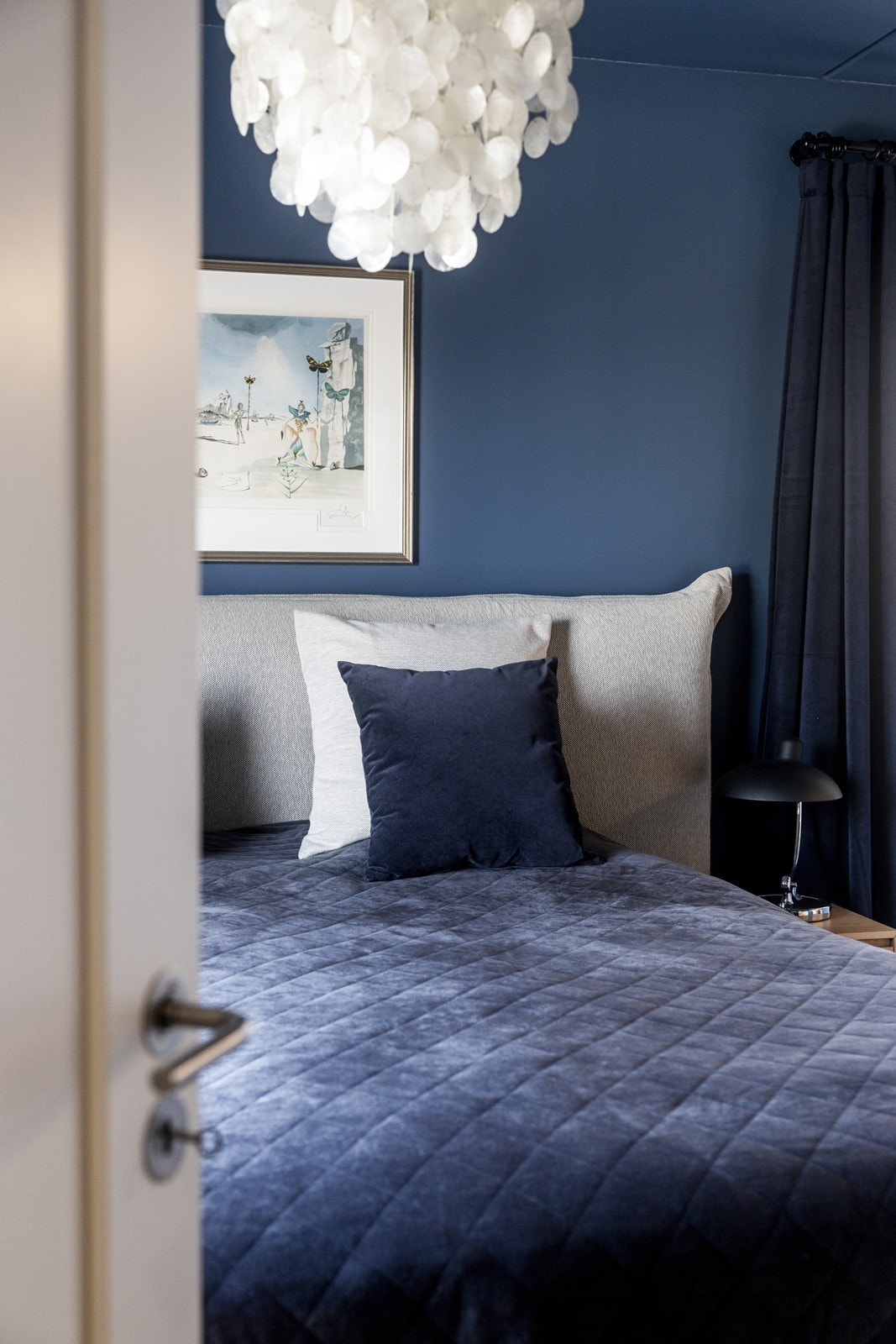 Nydelig hovedsoverom, malt i beroligende mørk blått. Galleribilde