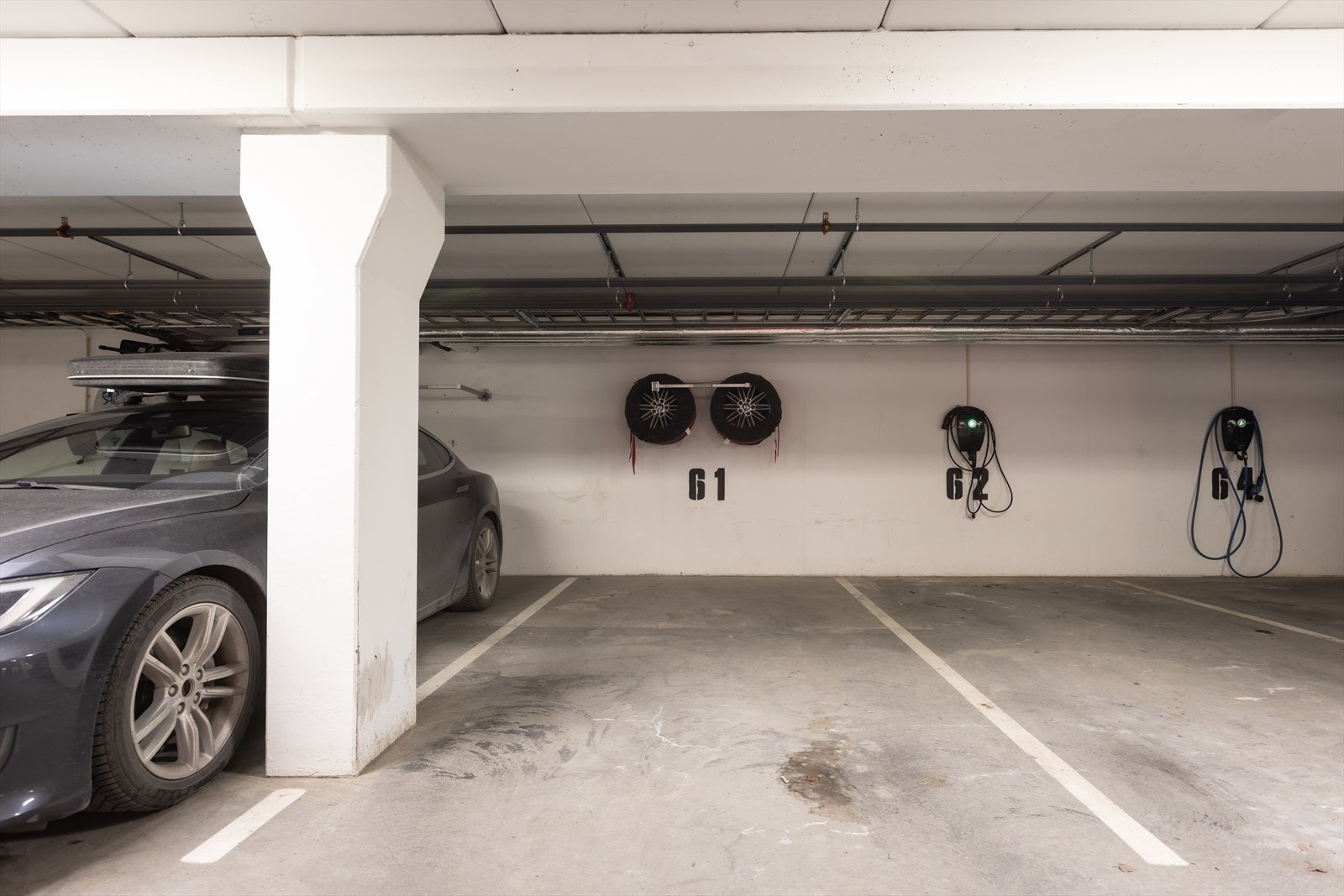 Eksempelbilde av garasjen. Plass nr. 64 helt til høyre følger med leiligheten. (El-lader medfølger.) Galleribilde