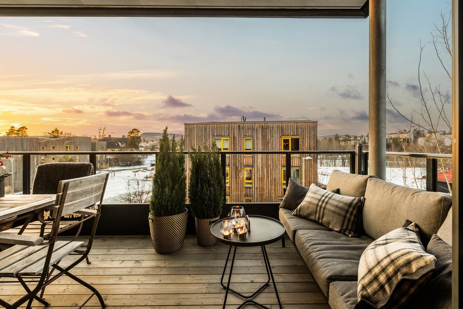 Fra stuen er det utgang til stor balkong på 12 m² med kveldssol. Galleribilde