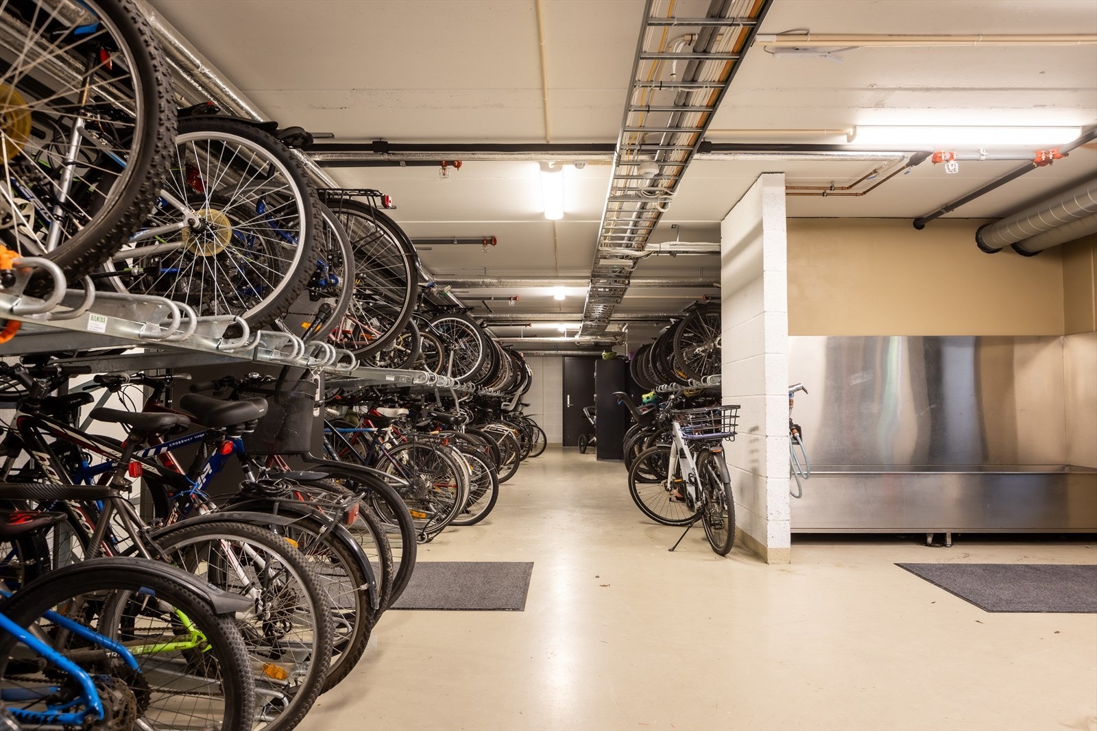 Sykkelparkering med sykkeldusj. Galleribilde