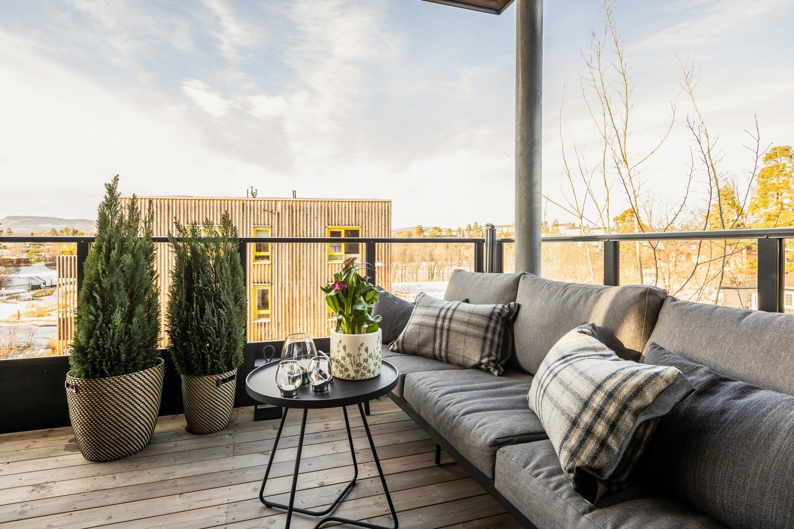 Som hjørneleilighet ligger man mer usjenert til og har videre utsyn fra både balkong og stuesonen. Galleribilde