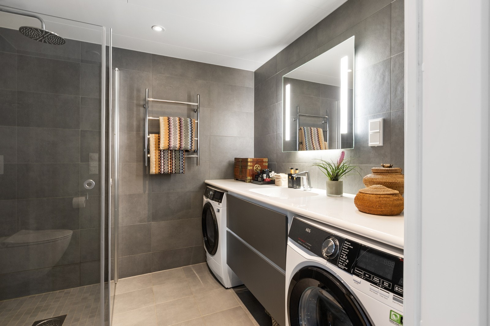 Bad 1 av 2: Adkomst fra hovedsoverom. Galleribilde