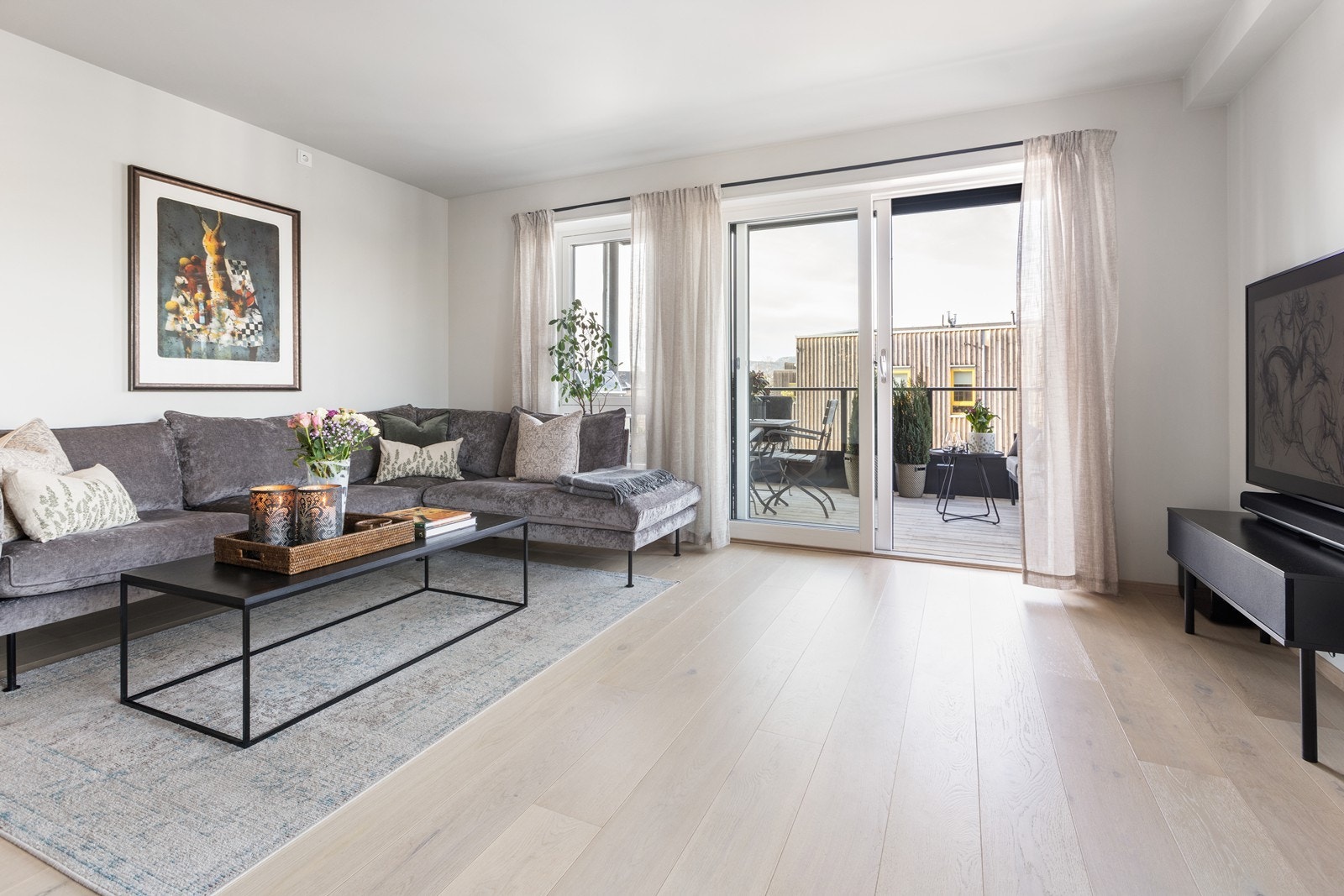 God plass til stor sofagruppe, lys enstavs parkett mot lyse vegger gir en luftig atmosfære. Galleribilde