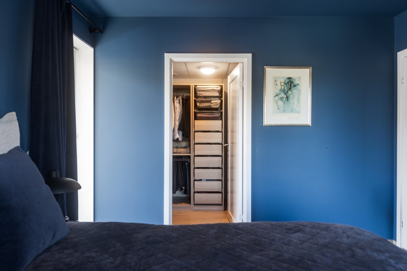 Tilgang til egen "walk in" garderobe fra hovedsoverommet. Galleribilde