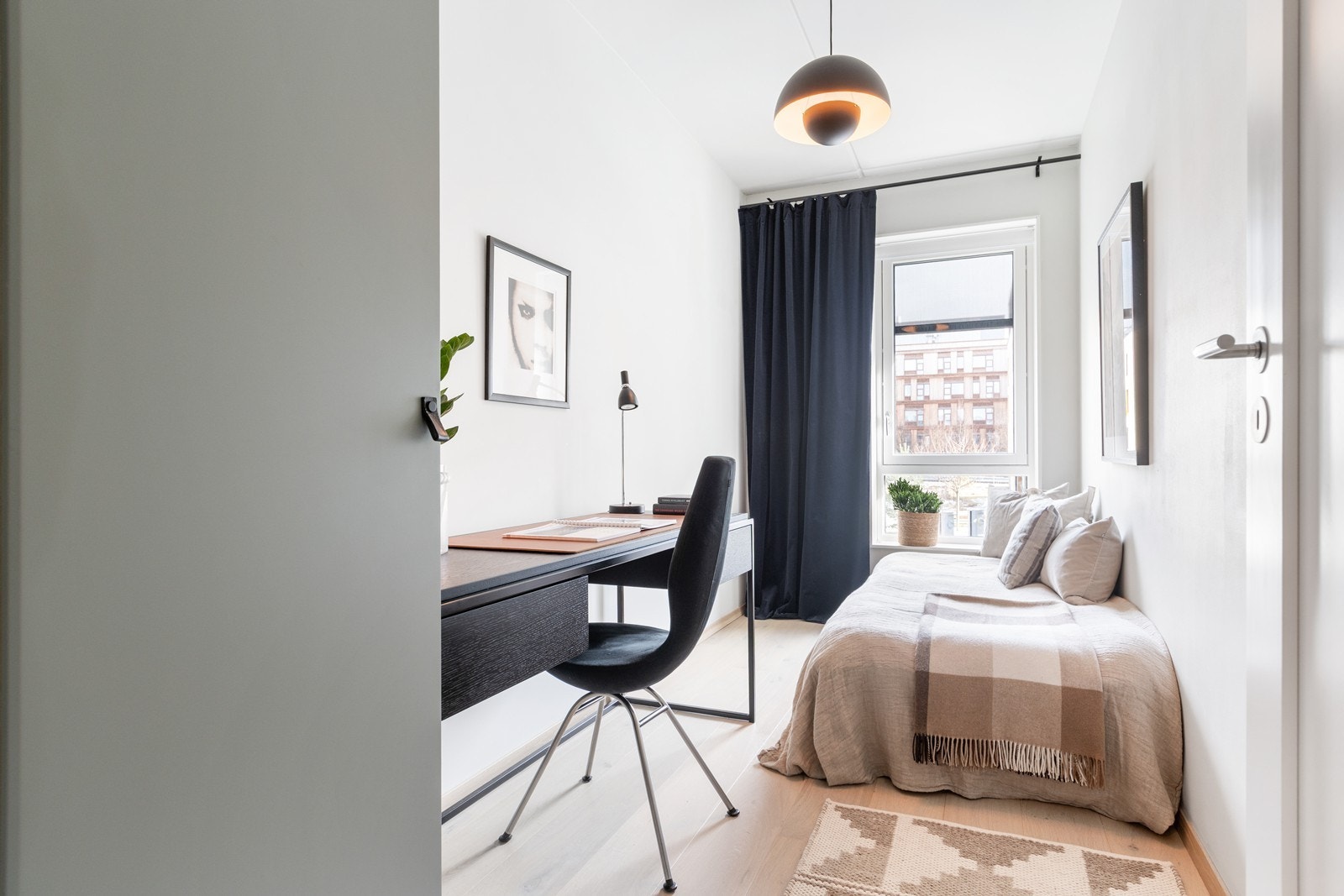 Boligen harr 3 soverom, her er soverom 2 av 3. Galleribilde