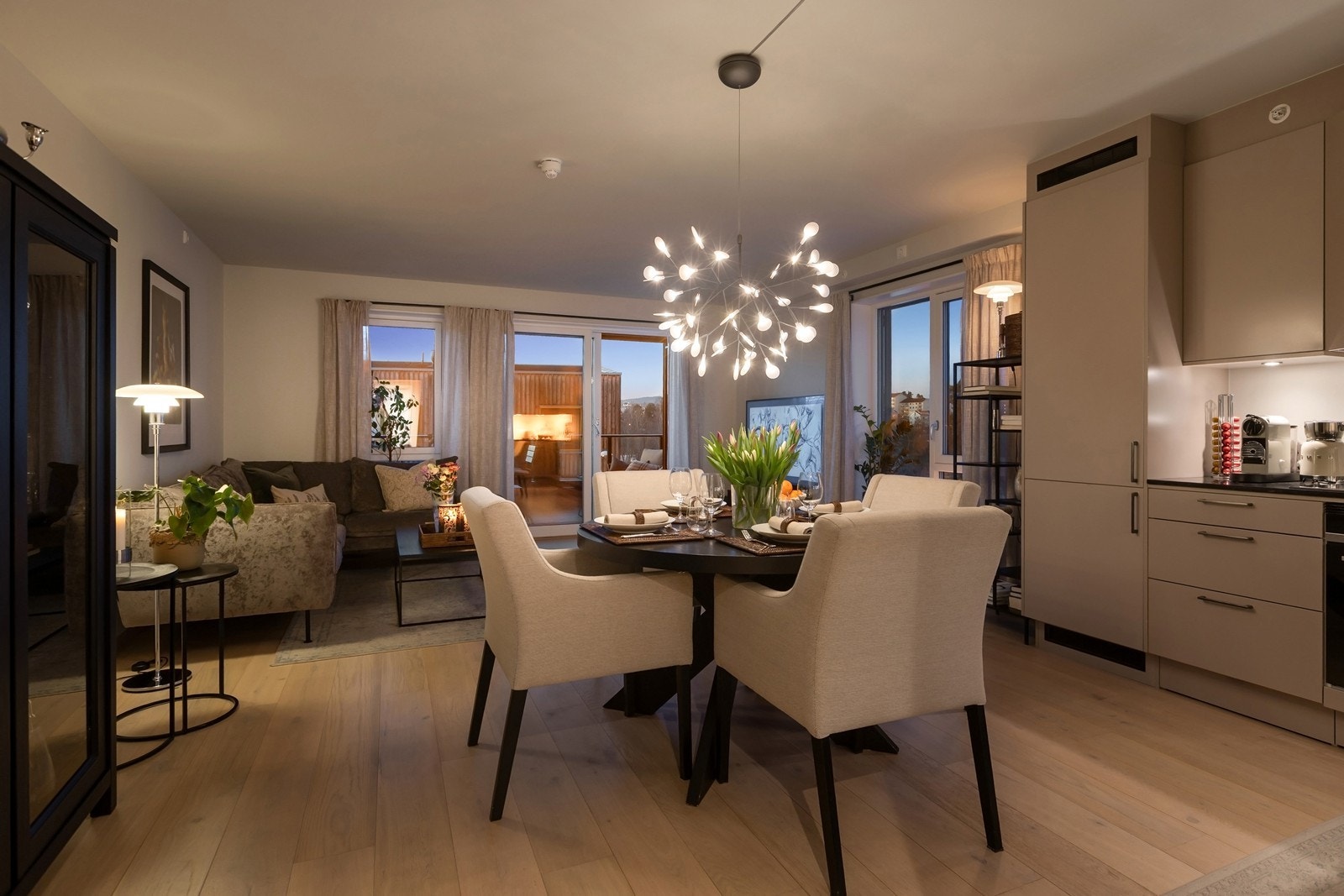 Det er enstavs parkettgulv i boligen, gode lysforhold fra 2 sider i stuen. Galleribilde