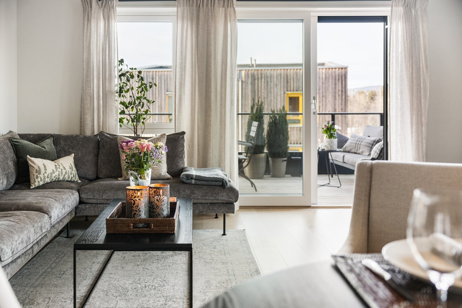 Utgang til stor balkong fra stuen, vinduene i stuen går helt ned til gulvet. Galleribilde