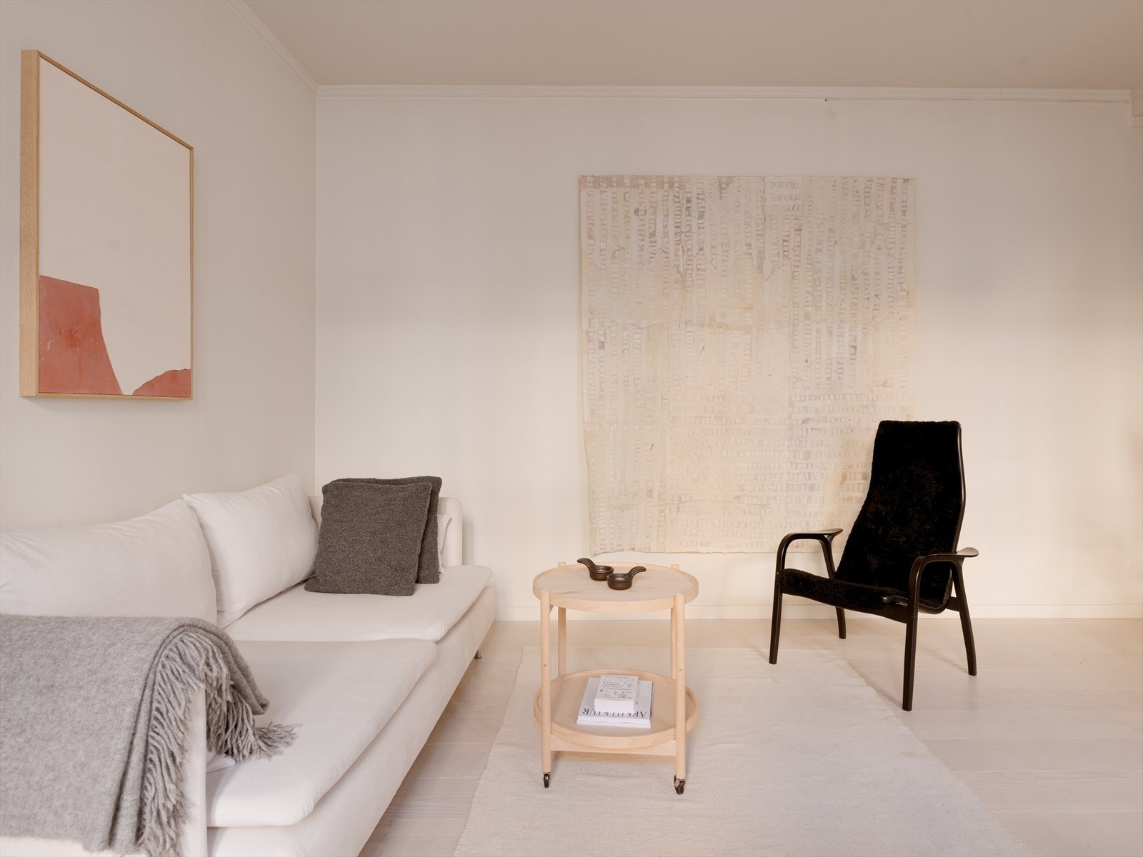 Stuen er romslig og lett å møblere, med god plass til både sofagruppe og spisebord. Galleribilde