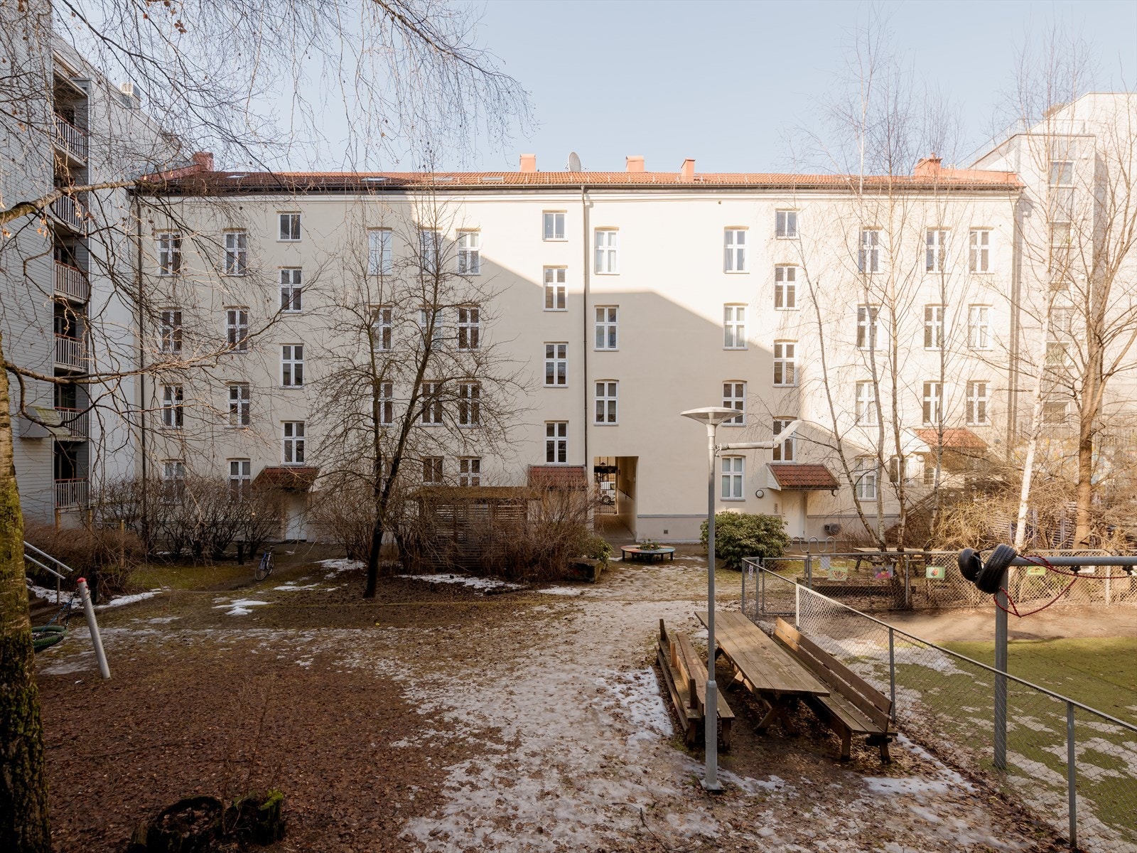Leiligheten ligger i en klassisk og vakker bygård fra 1890, med en stor bakgård til bruk for beboerne. Galleribilde