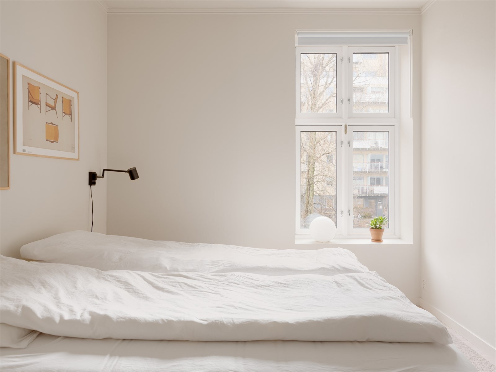 Delikate fargevalg (alle overflater malt i 2020) og moderne løsninger gir leiligheten et gjennomført uttrykk. Galleribilde