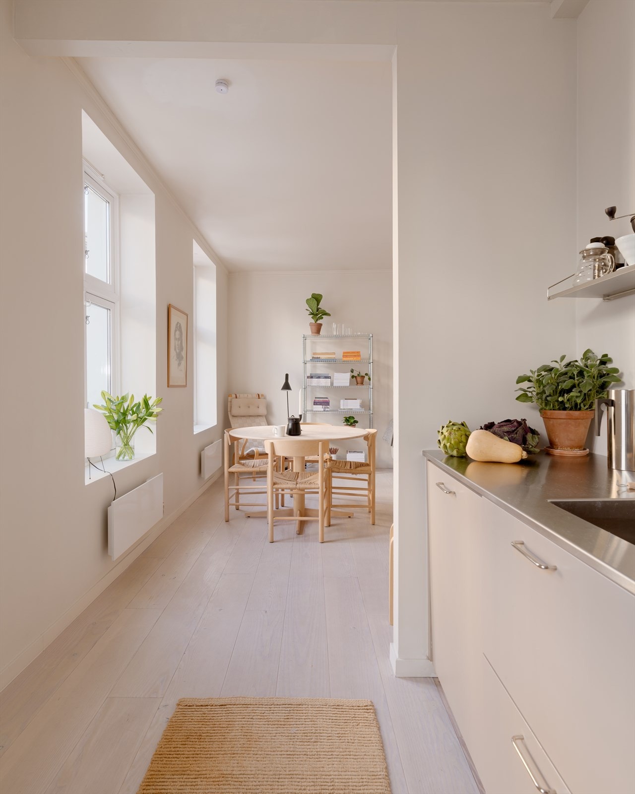 Delvis åpen løsning mellom kjøkken og stue. Galleribilde