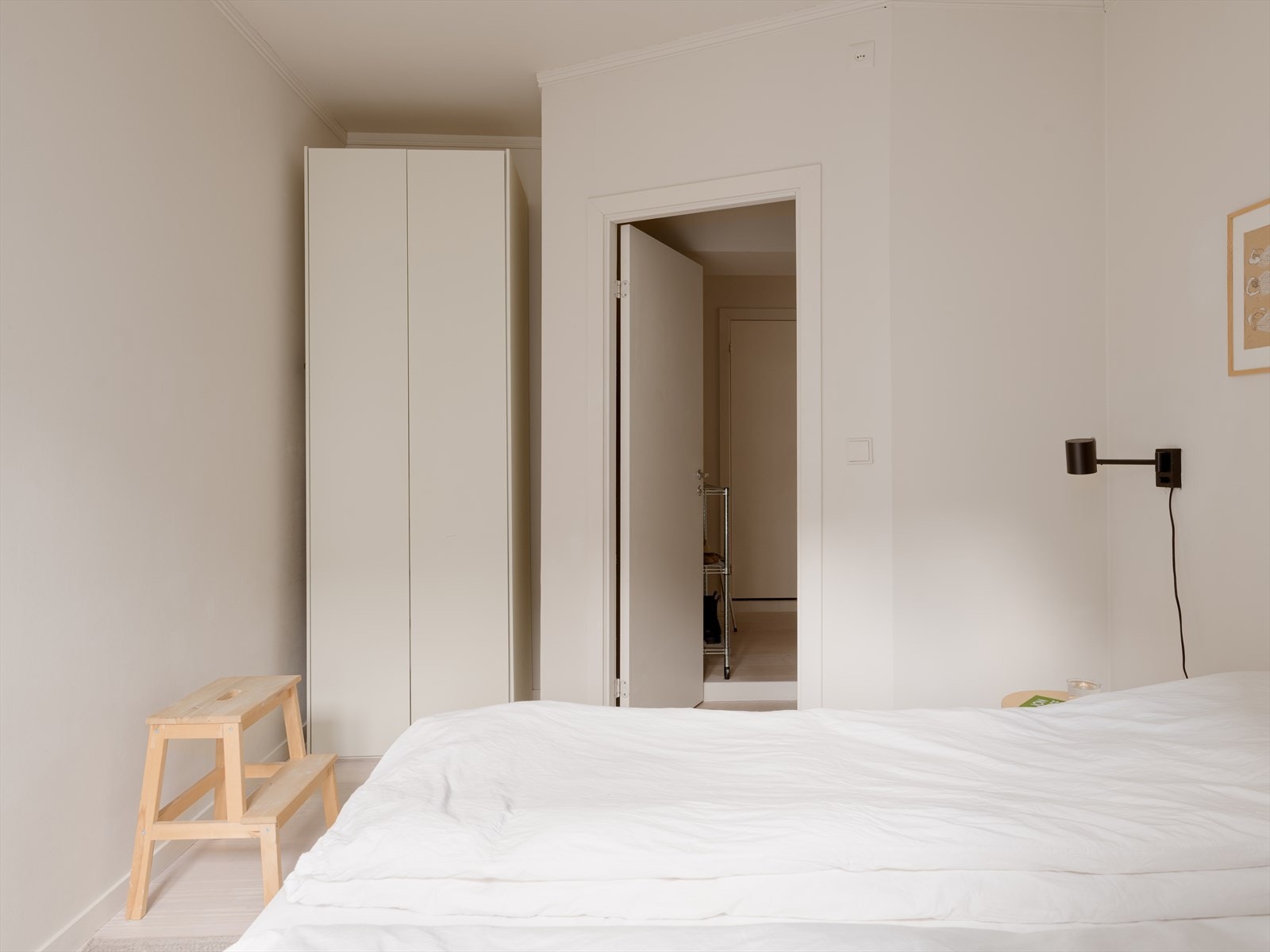 Garderobeskapet på soverommet medfølger, og leiligheten disponerer to boder for ekstra lagring. Galleribilde