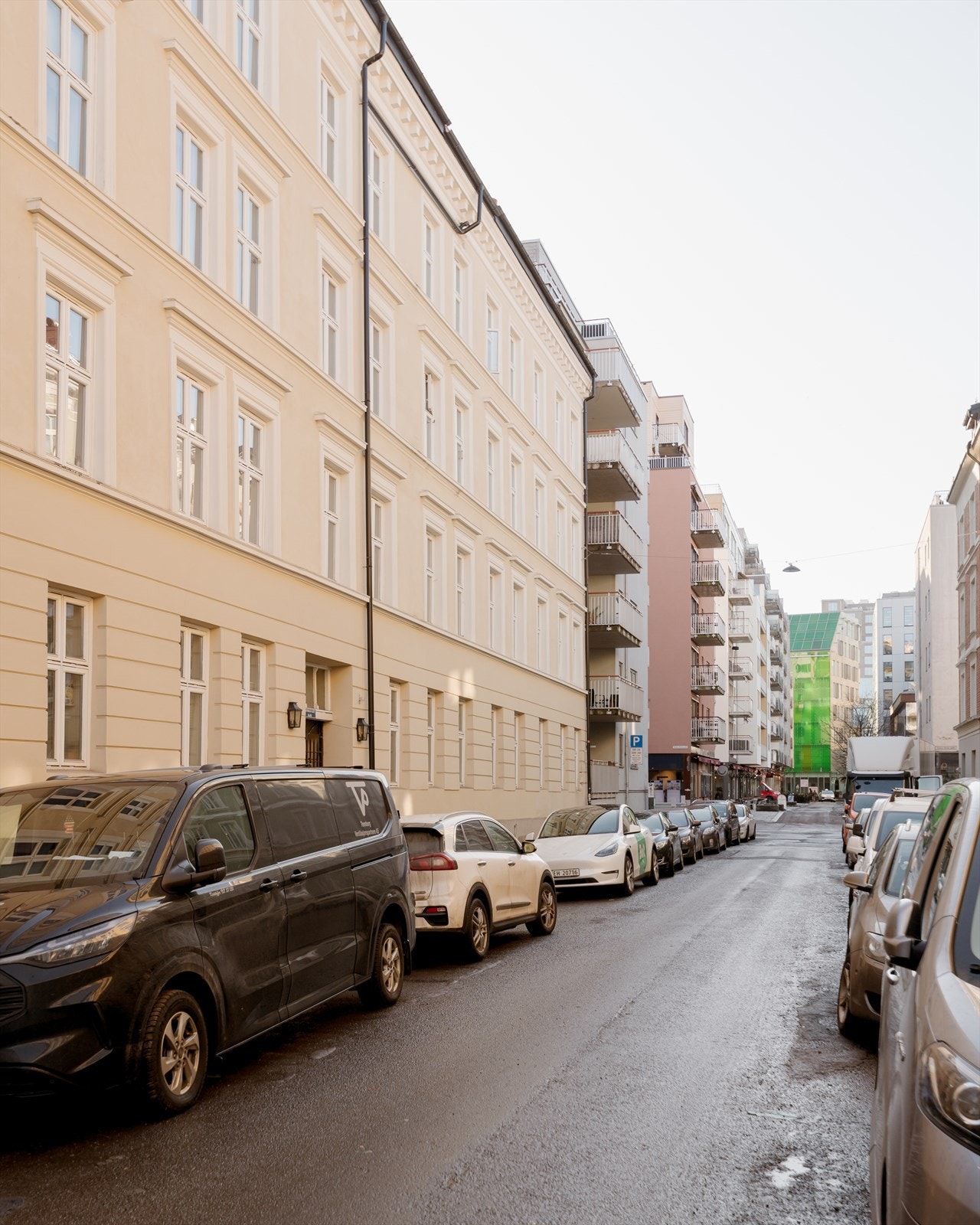 Her bor du i hjertet av byen med servicetilbud, kaféer, restauranter og kollektiv transport i umiddelbar nærhet. Galleribilde