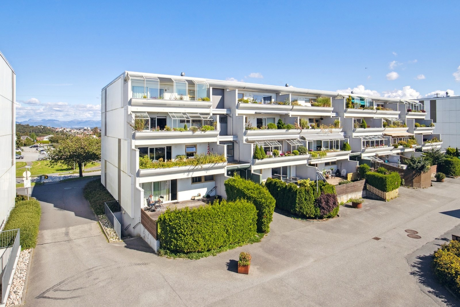 Leiligheten ligger i 4. etasje, i et bilfritt og trygt bomiljø. Leiligheten er godt oppgradert, med nytt kjøkken fra 2024 som boligens naturlige samlingspunkt. Fra stuen har du utgang til en romslig balkong, og kjøkkenet byr også på en ekstra uteplass. Galleribilde