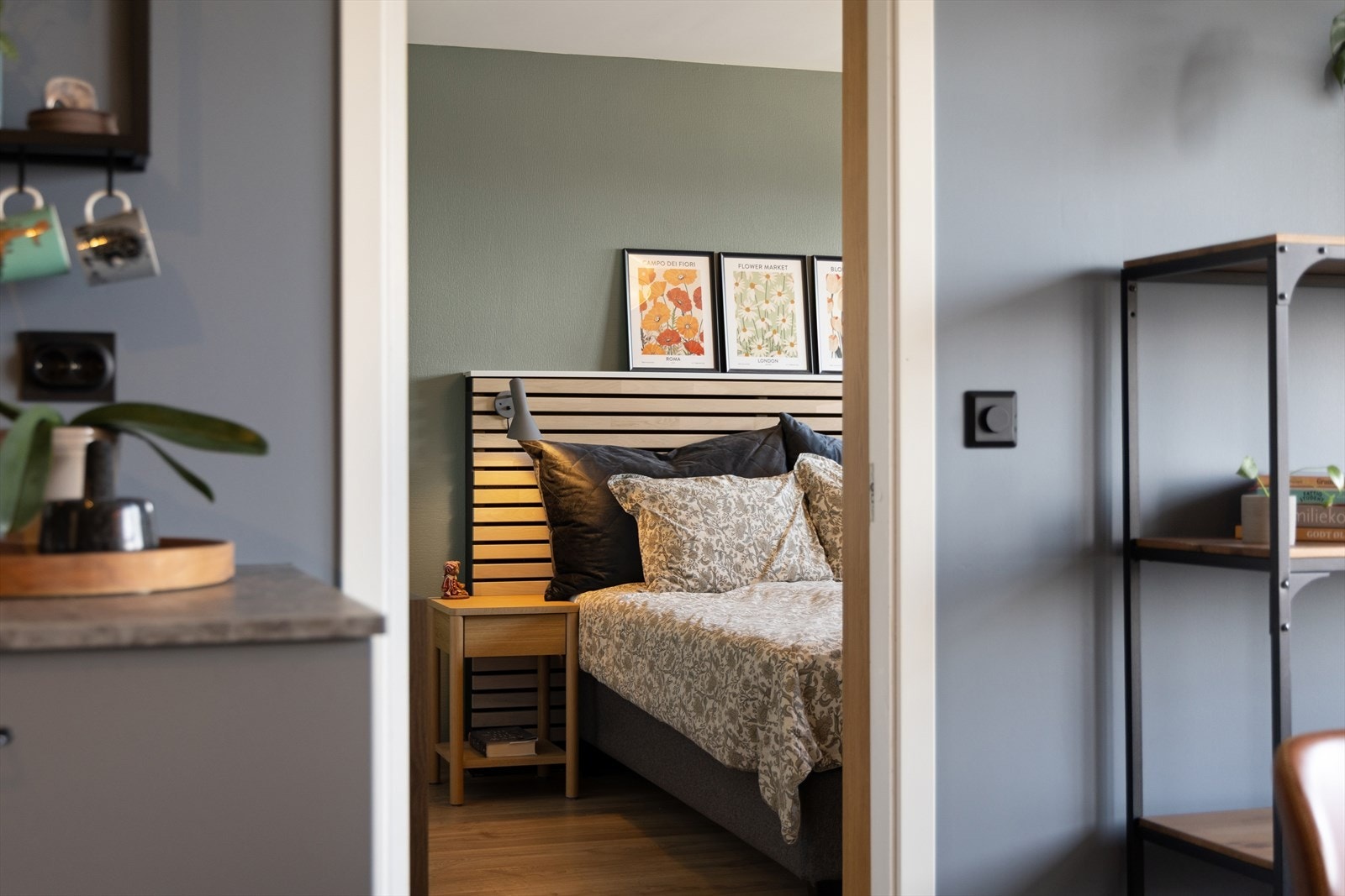 Fra kjøkken og spisestue er det et hyggelig innsyn til hovedsoverommet. Galleribilde