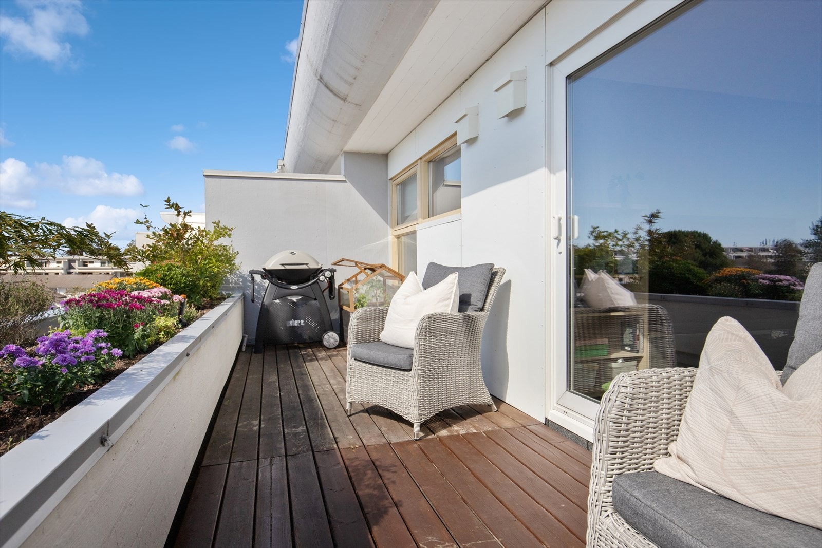 Den integrerte blomsterkassen i solid betong gir et flott, grønt element som kan skape en ekstra hyggelig atmosfære gjennom hele sesongen. Galleribilde