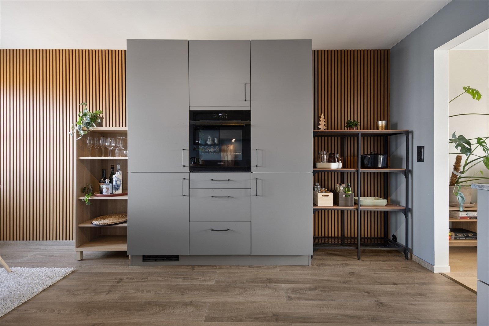 En moderne speilvegg tilfører rommet et eksklusivt preg og skaper samtidig en følelse av mer lys og romslighet. Galleribilde