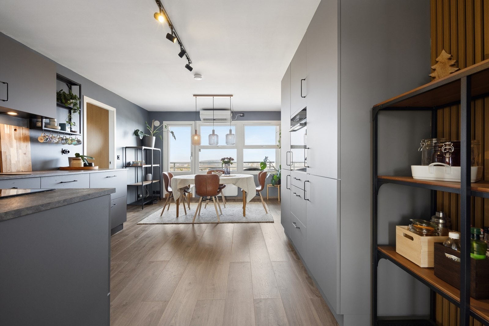 Kjøkkenet har en romslig plass til spisebord, noe som gjør det enkelt å samle familie og venner til måltider. Galleribilde