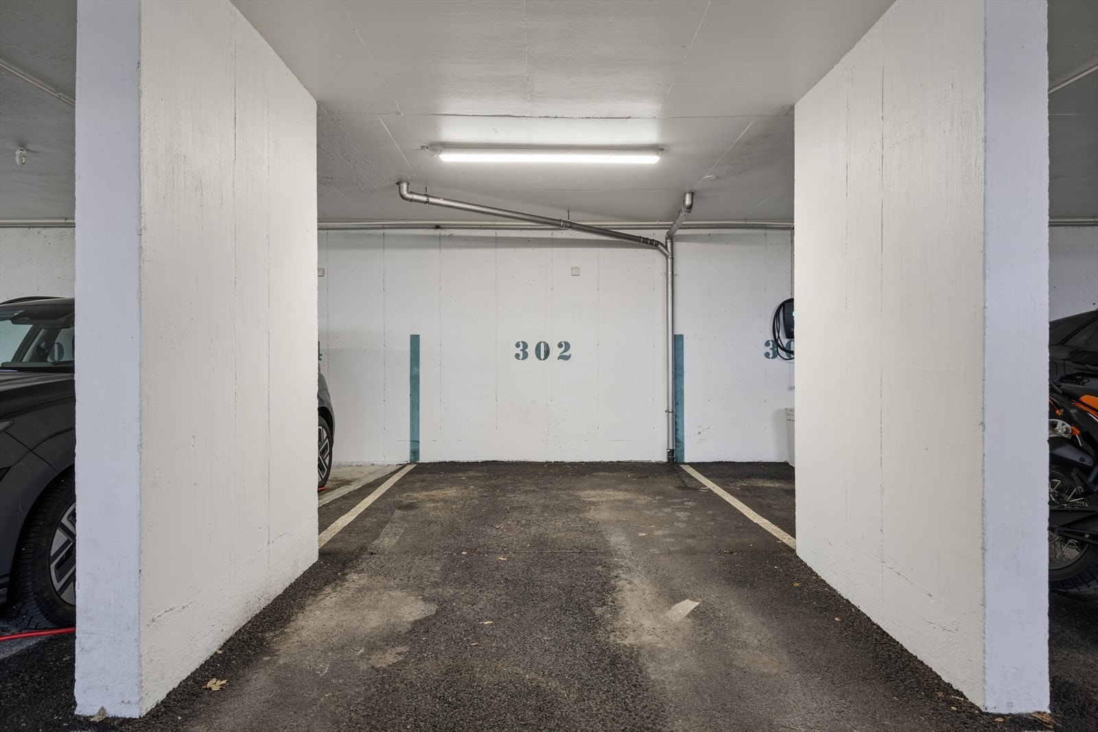 Leiligheten disponerer en parkeringsplass i garasje, bod i kjeller på 5 m² og en utvendig bod på 3 m². Galleribilde