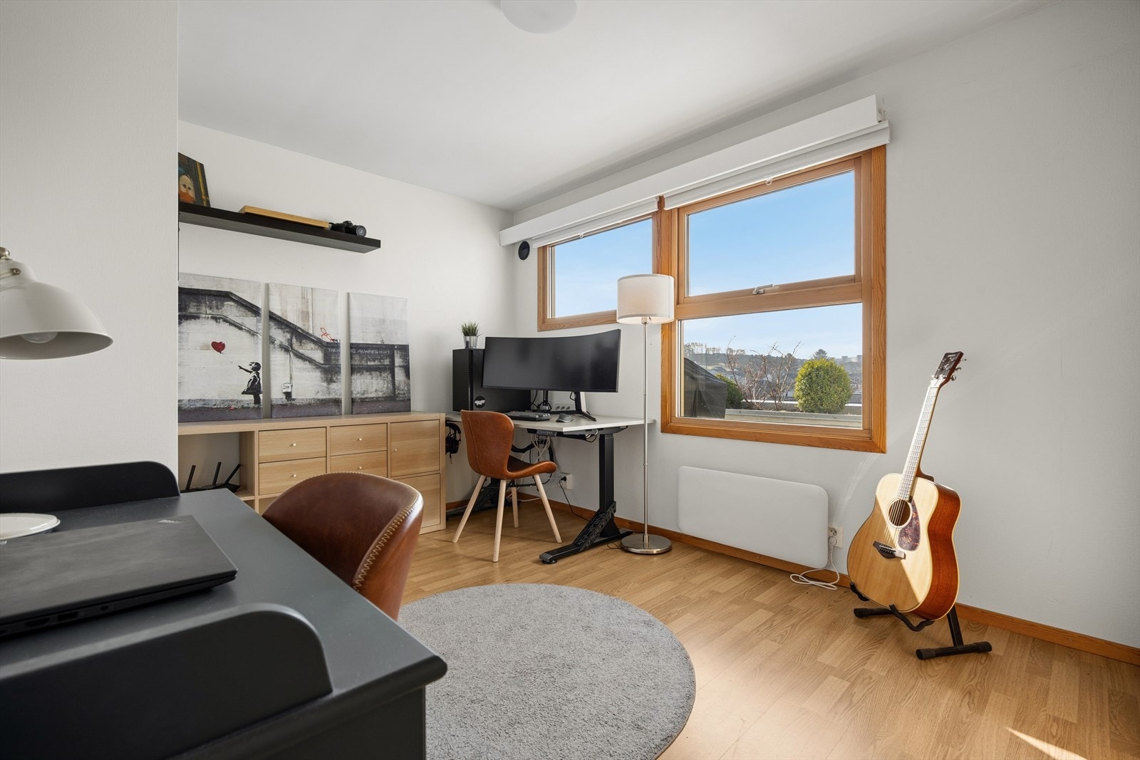 Det andre soverommet ligger praktisk plassert med direkte adkomst fra entréen. Rommet oppleves lyst og luftig takket være de store vinduene som slipper inn rikelig med dagslys og rammer inn den nydelige utsikten. Galleribilde