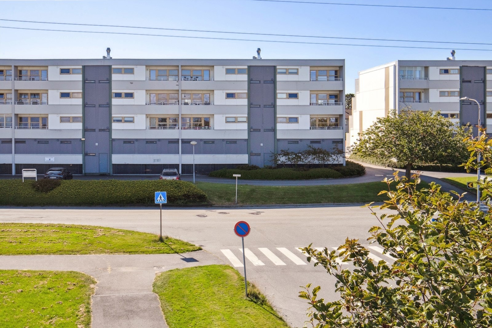 Her bor du sentralt og attraktivt på Tjensvoll, i et etablert og trygt boligområde. Dette er en beliggenhet som kombinerer rolige omgivelser med umiddelbar nærhet til alt du trenger i hverdagen. Galleribilde