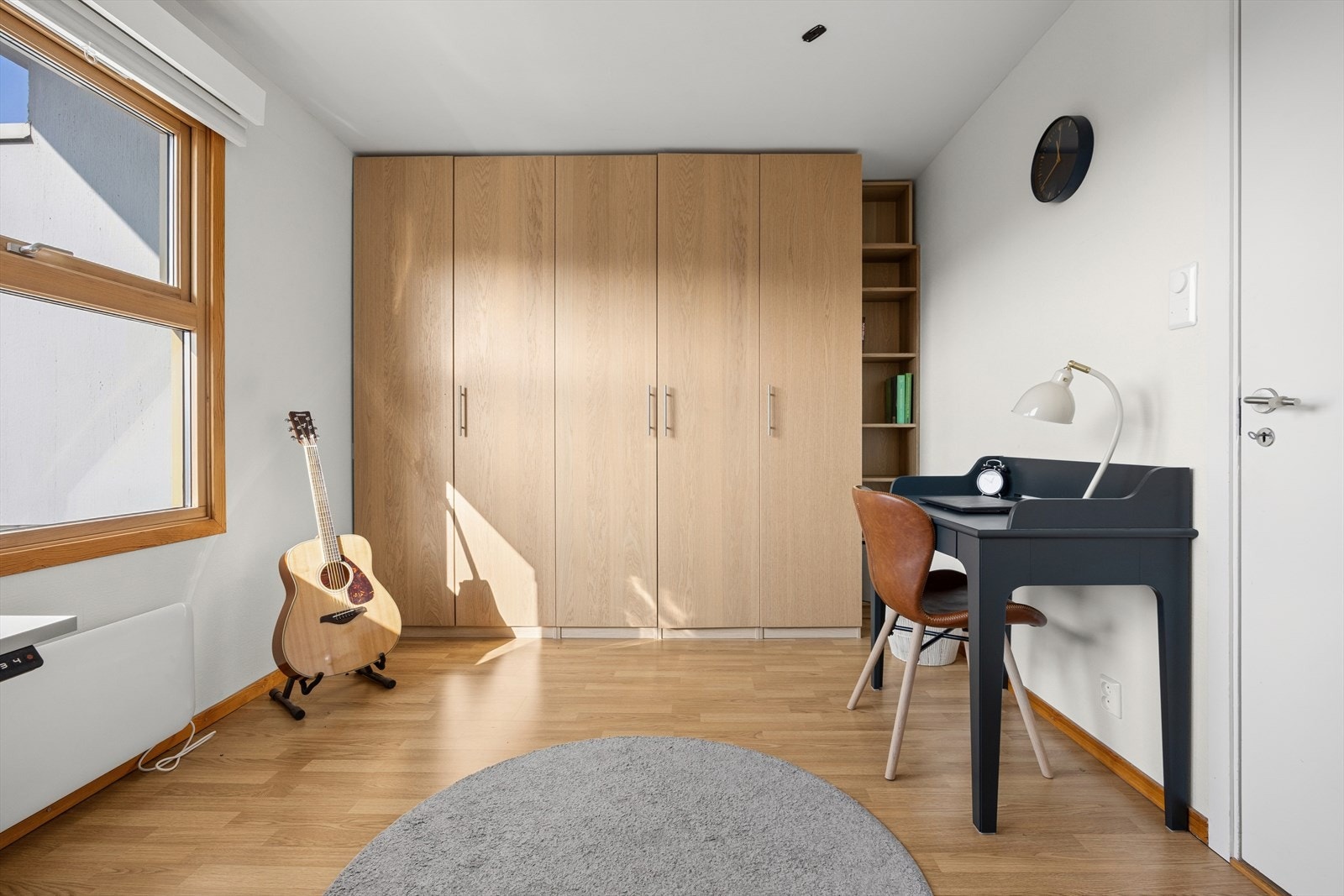 Rommets størrelse og utforming gjør det fleksibelt og velegnet som barnerom, gjesterom, kontor eller en ekstra tv-stue - alt etter behov. Galleribilde