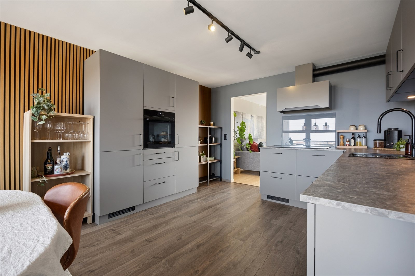 Kjøkkenet er helt nytt fra 2024 og fremstår både moderne og svært funksjonelt. Galleribilde