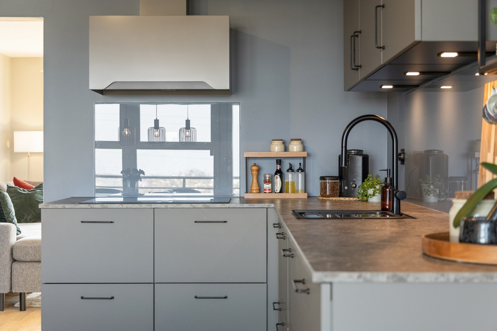 Innredningen har slette, stilrene fronter og benkeplate i laminat. Her finner du hvitevarer som koketopp, stekeovn, kjøleskap og oppvaskmaskin. Galleribilde