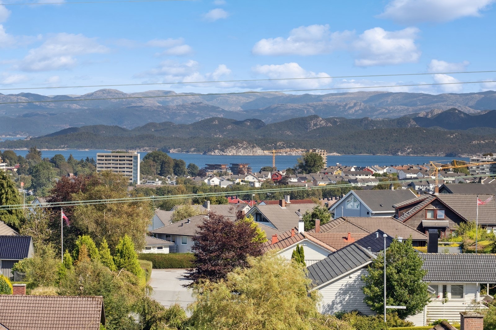 Leiligheten byr på en flott utsikt utover nærområdet, med vakker horisont mot sjøen og majestetiske fjellformasjoner i bakgrunnen. Dette gir en naturskjønn og stemningsfull ramme rundt hverdagen - uansett årstid. Galleribilde