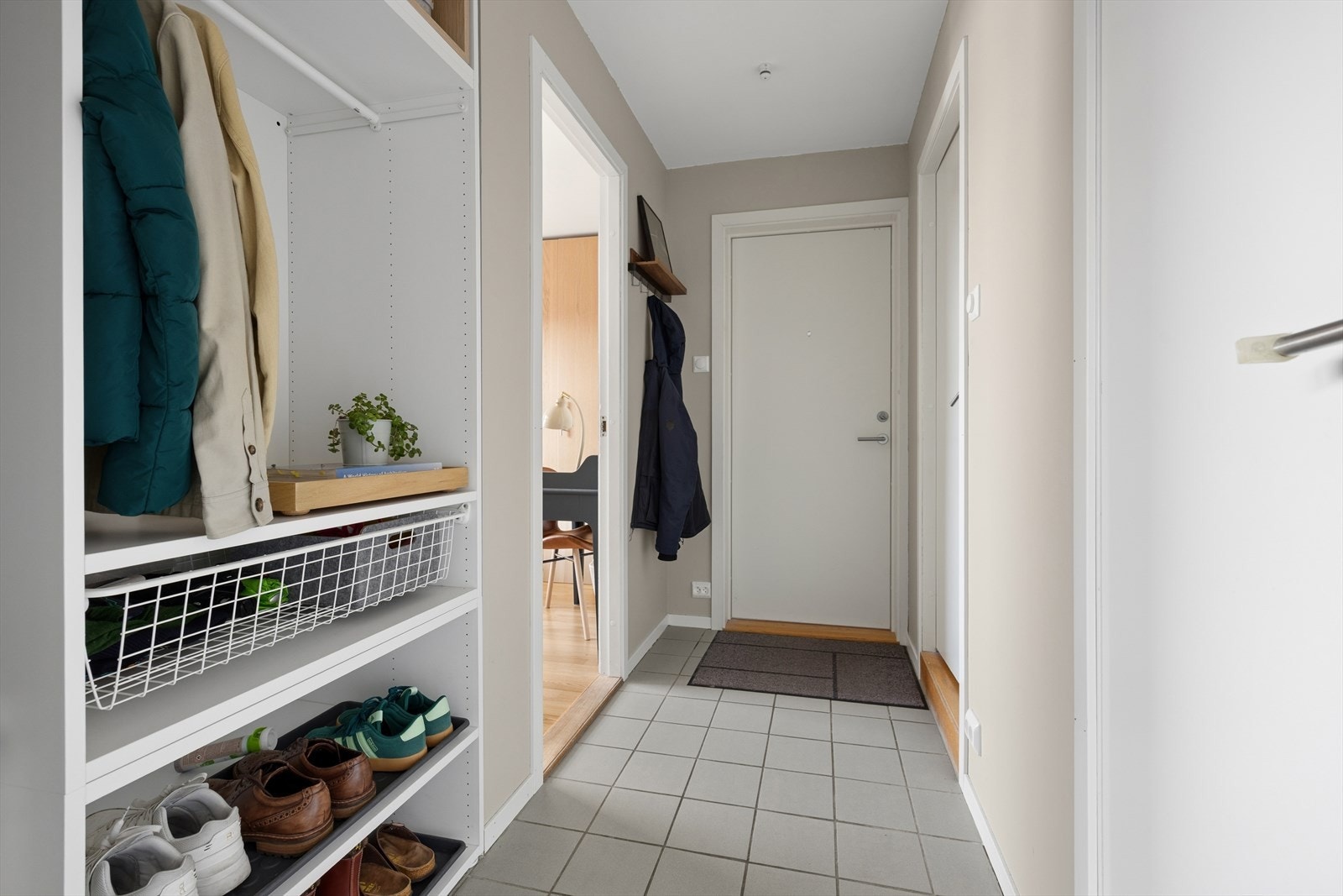 Entréen gir et ryddig og godt førsteinntrykk med flislagt gulv som både er praktisk og slitesterkt. Her er det god plass til oppheng av yttertøy og sko, samt enkel adkomst til leilighetens øvrige rom. Galleribilde