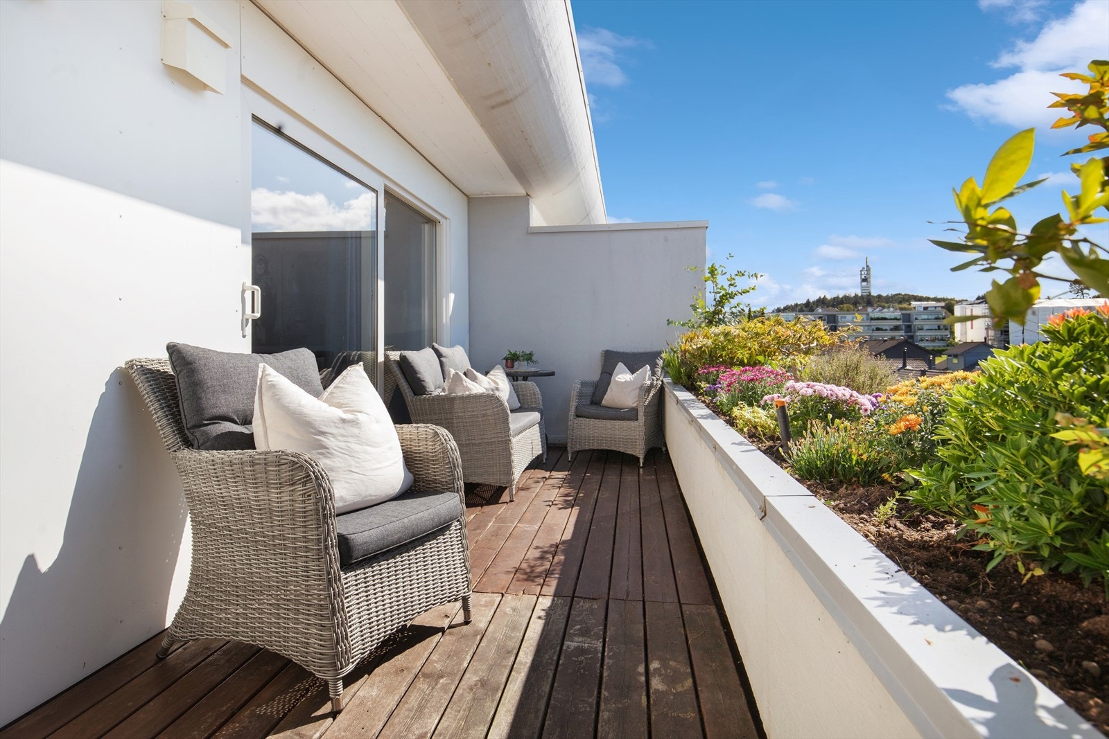 Balkongen ved stuen er romslig og innbydende, med gode møbleringsmuligheter for både sittegruppe og dekorative innslag. Galleribilde