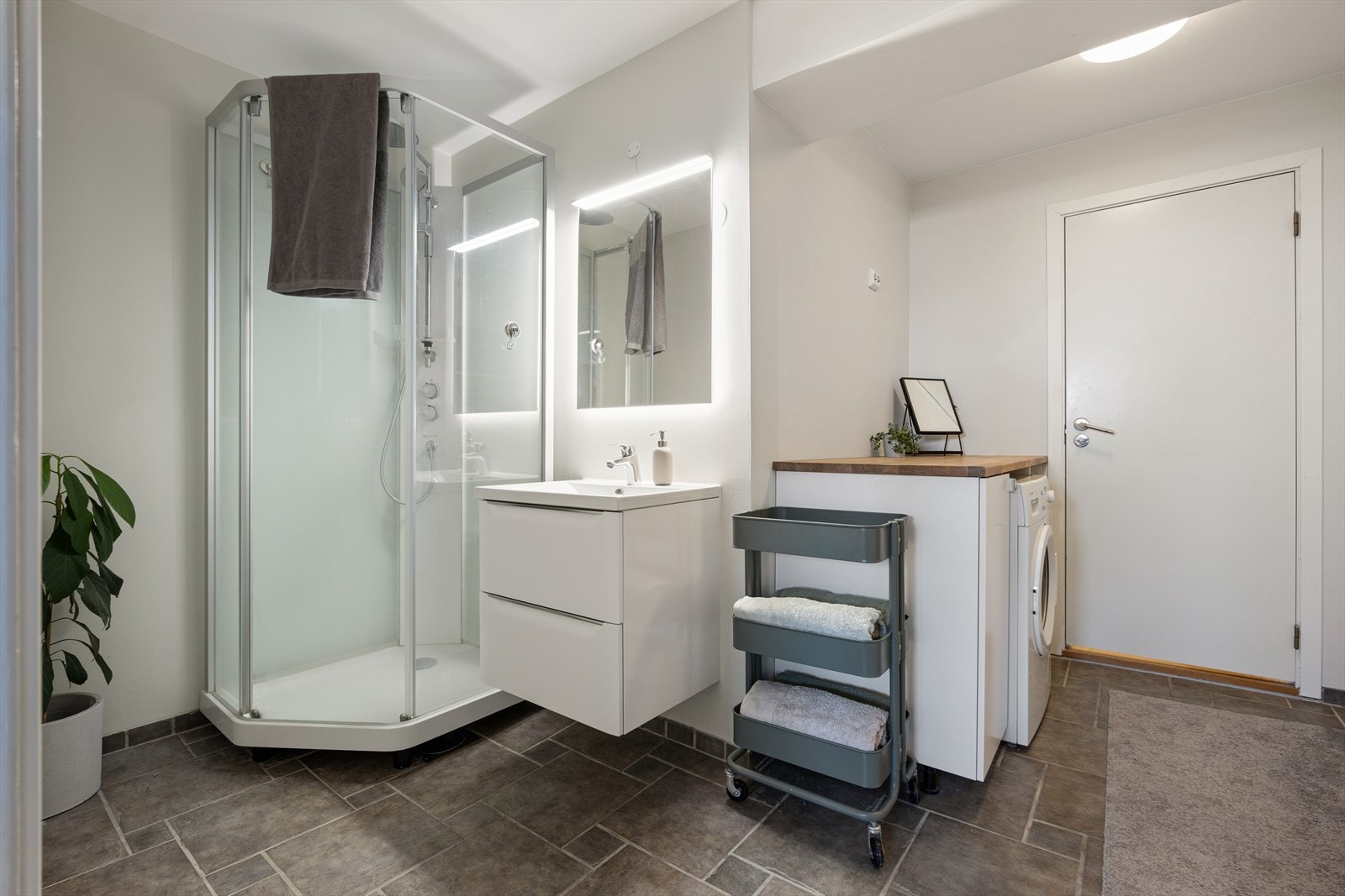 I 2021 ble det montert nytt dusjkabinett, servant med moderne armatur, samt opplegg for vaskemaskin. Galleribilde