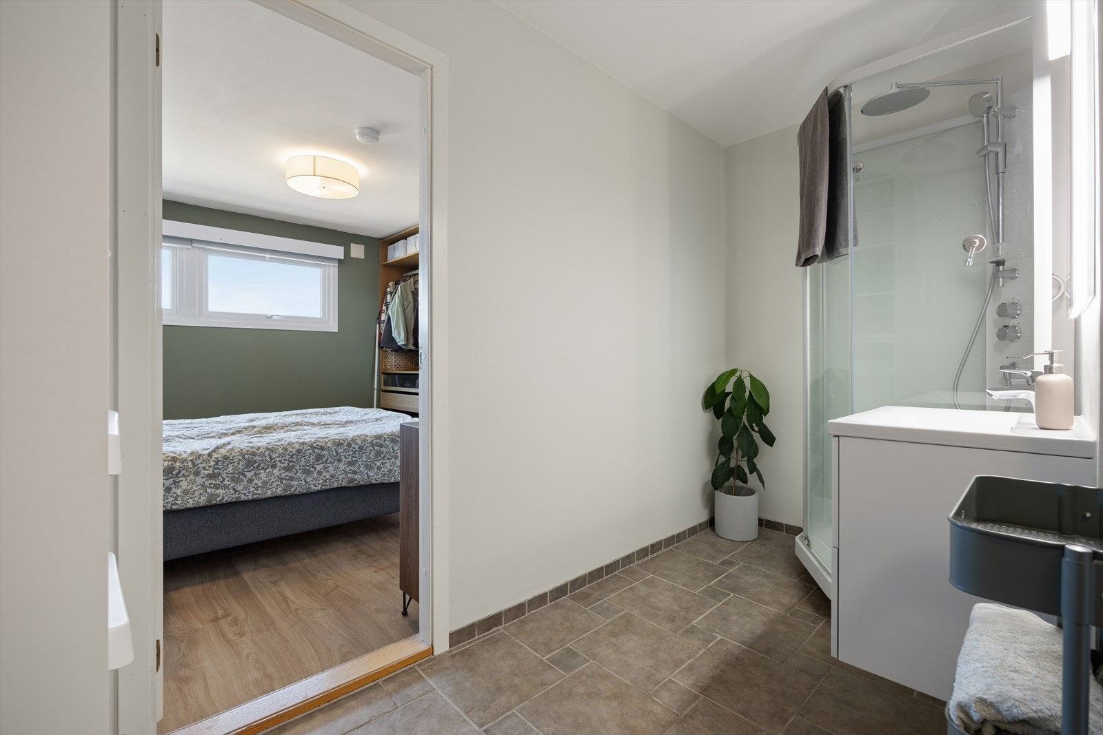 Leilighetens kombinerte bad og vaskerom ble delvis modernisert i 2021. Galleribilde