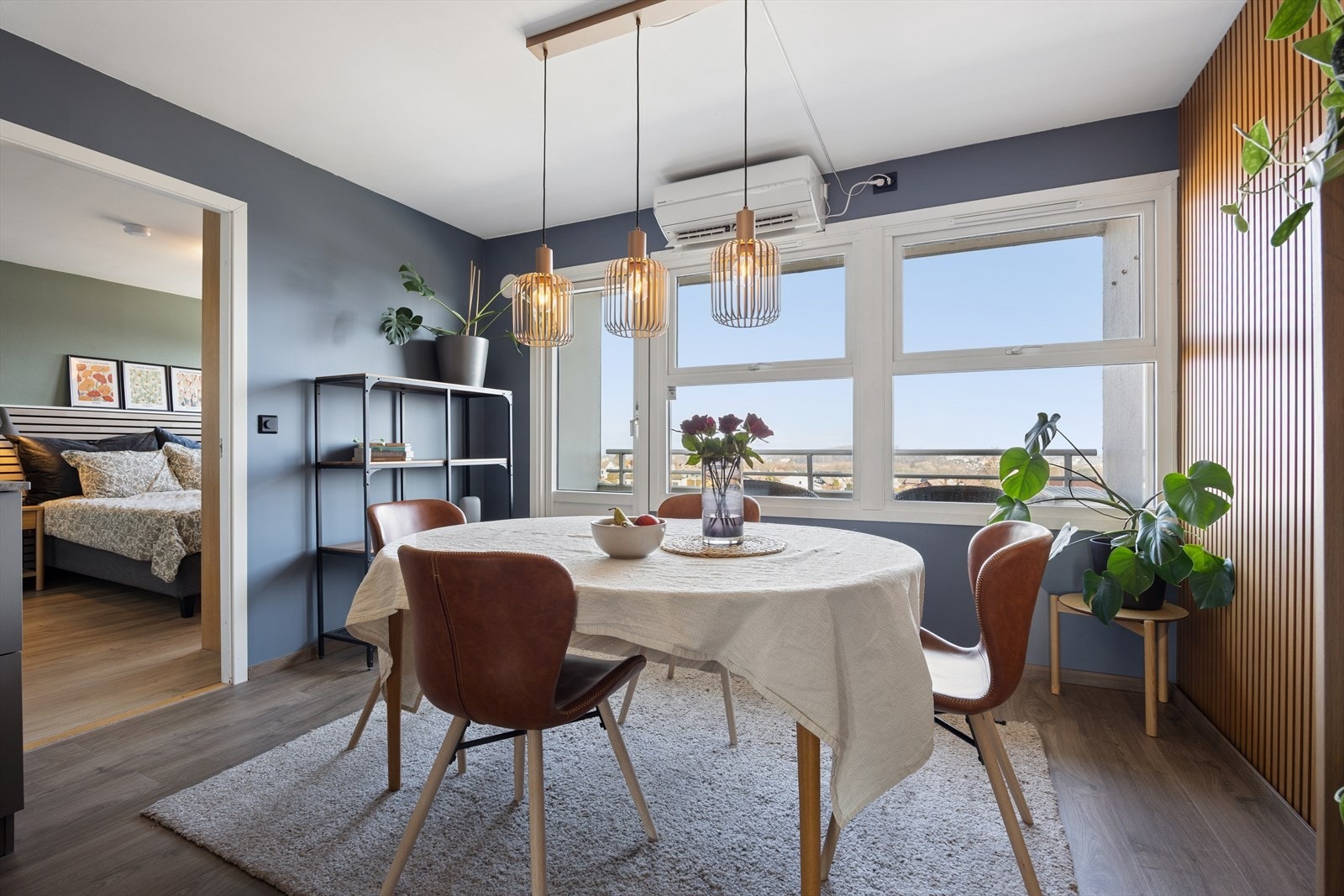 De store vinduene slipper inn rikelig med naturlig lys og rammer inn den flotte utsikten, noe som skaper en lys og trivelig atmosfære i rommet. En ny varmepumpe fra 2024 sørger for energieffektiv oppvarming. Galleribilde