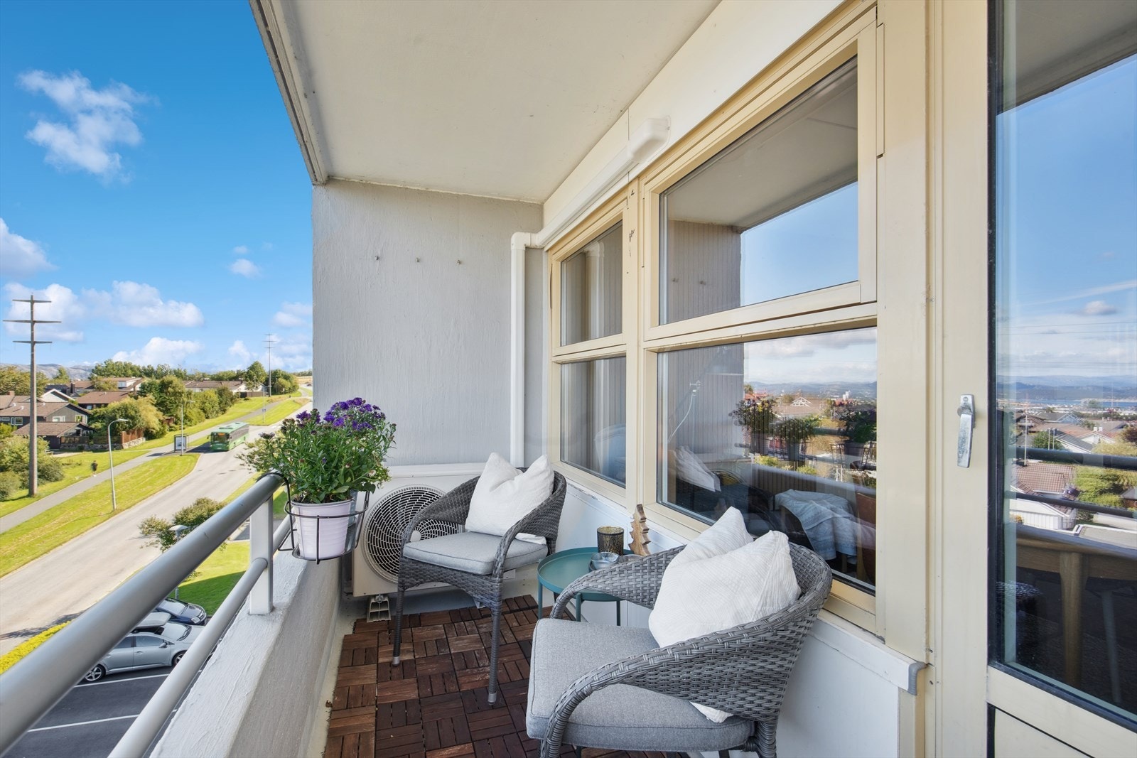 Balkongdøren på kjøkkenet er av aluminium med 2-lags glass fra 2001. Fra leiligheten er det kort vei til servicetilbud, og kun 2 minutter til nærmeste busstopp. Galleribilde