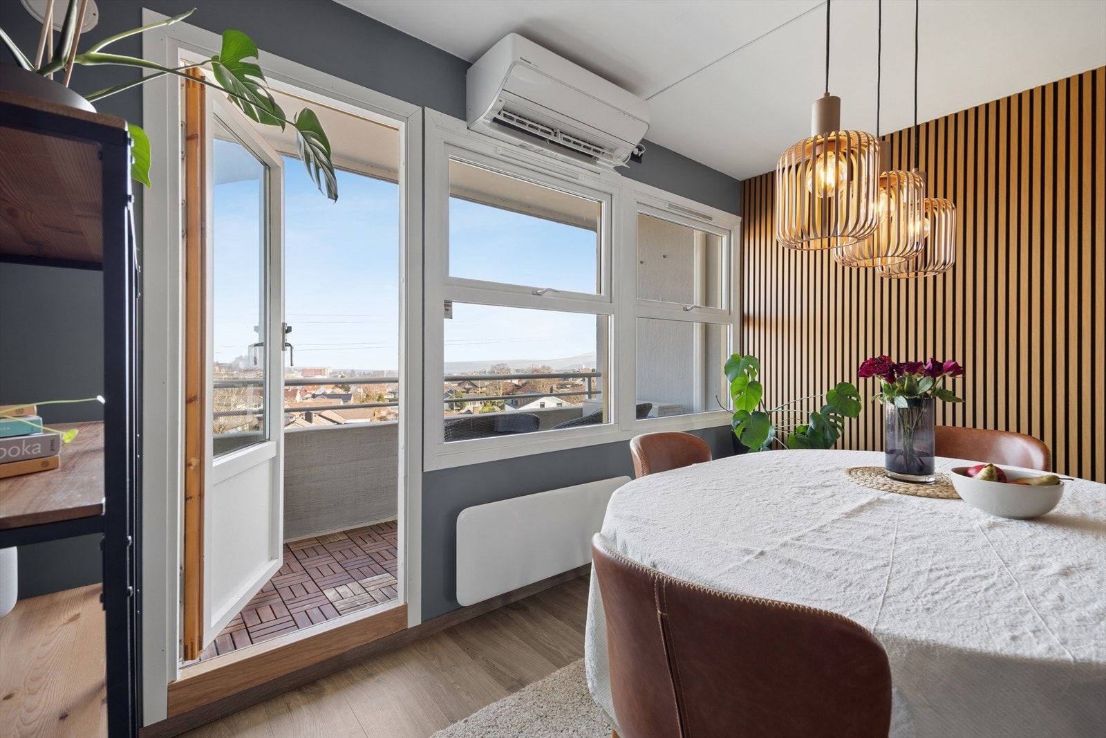 Fra spiseplassen er det utgang til leilighetens andre balkong på ca. 4 m², en lun og hyggelig uteplass som egner seg perfekt for morgenkaffen eller et lite avbrekk i hverdagen. Galleribilde