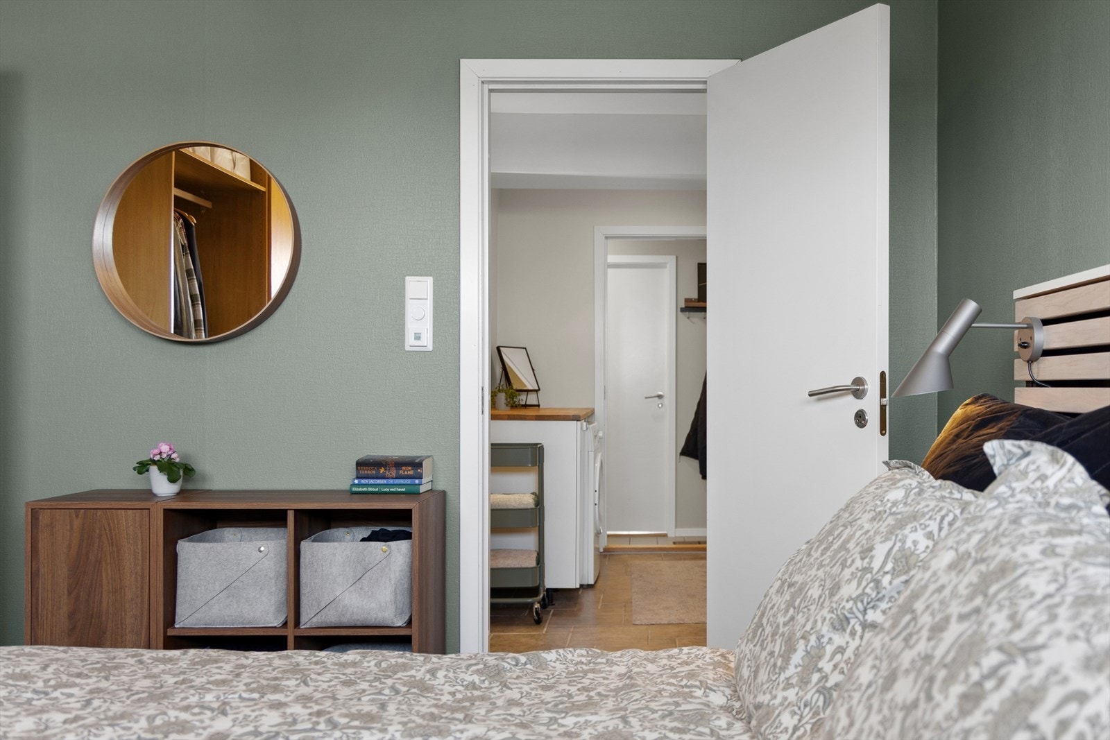 Det er svært praktisk med direkte adkomst fra soverommet til badet, noe som gir en komfortabel og funksjonell hverdagsløsning. Galleribilde