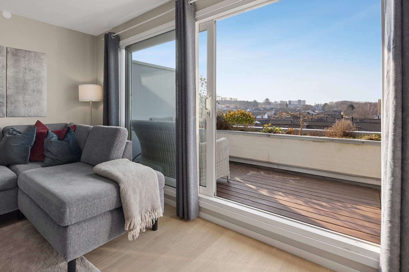 En bred skyvedør i aluminium og glass fra 2008 åpner opp stuen mot balkongen. Den romslige balkongen på ca. 13 m² har god plass til en sittegruppe. Galleribilde