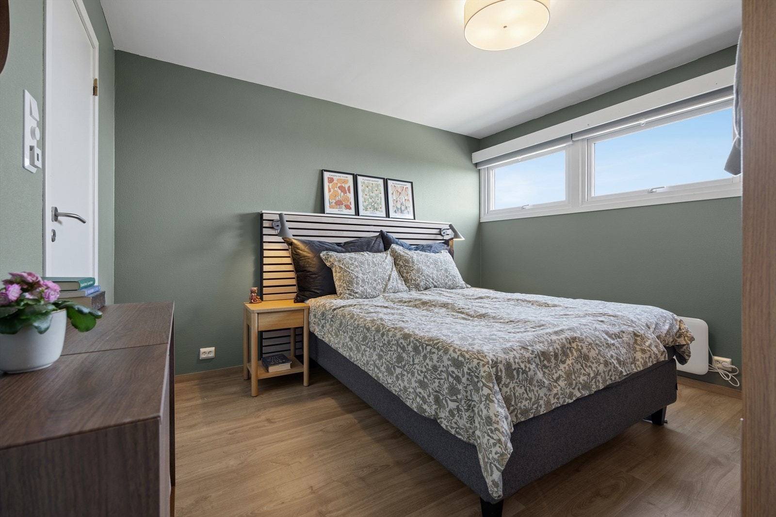 Rommet har god plass til dobbeltseng og øvrig møblement, og en åpen garderobeløsning gir fleksibel lagringsplass. Galleribilde