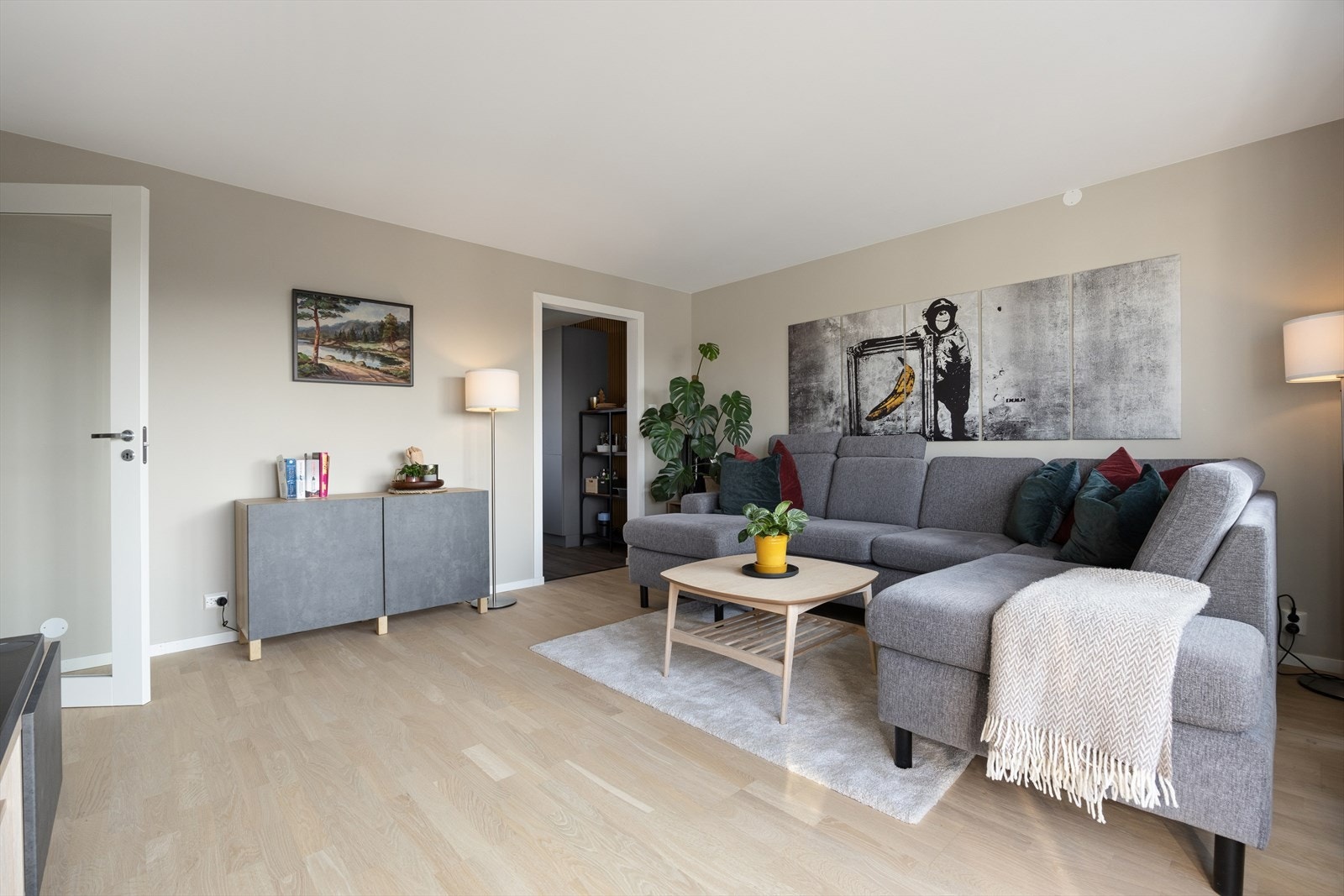 Leilighetens sosiale midtpunkt er den romslige stuen, som byr på god plass til både sofagruppe, TV-løsning og øvrig møblement. Galleribilde