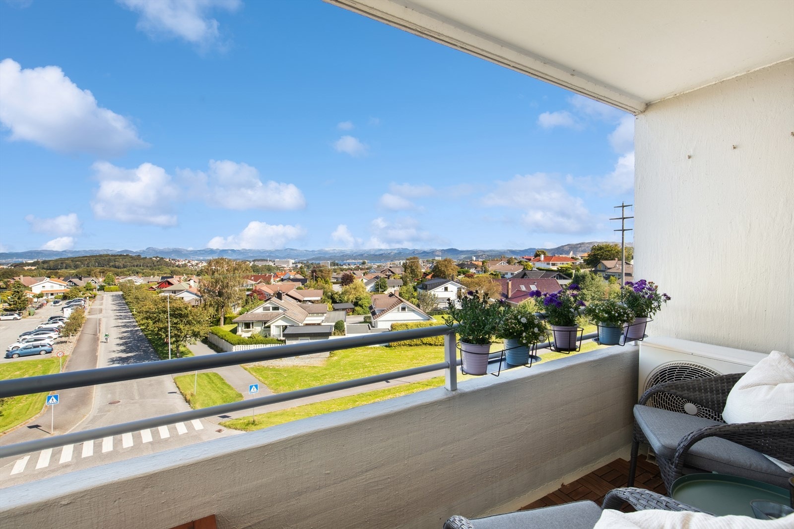 Balkongen gir et naturlig tillegg til kjøkken- og spiseområdet og gjør det enkelt å kombinere måltider med frisk luft og utsikt. Galleribilde