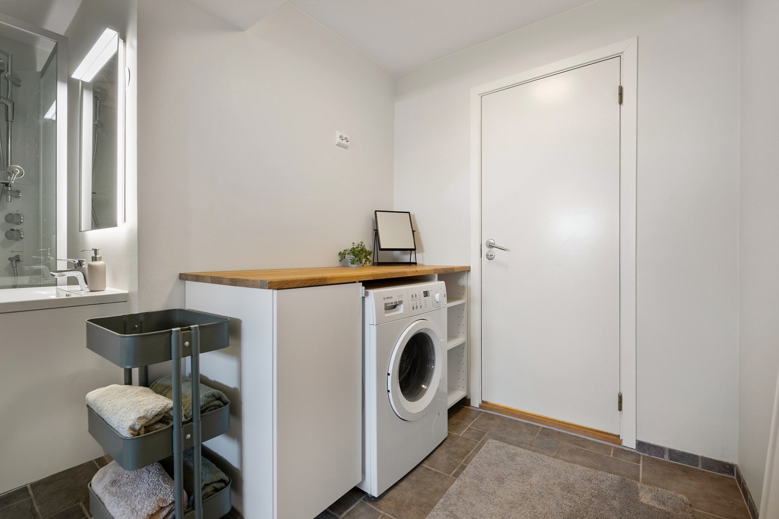 Vegger og tak fikk da Jotuns våtromssystem med glassfiberduk og våtromsmaling. Gulvet er flislagt fra 2005 og har elektriske varmekabler fra byggeår, som gir god varme og komfort. Galleribilde