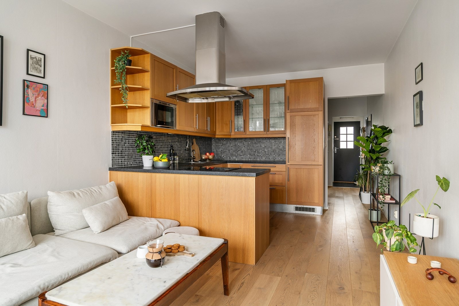 Særdeles romslig kjøkken med alt av hvitevarer integrert og medfølger boligen. Galleribilde