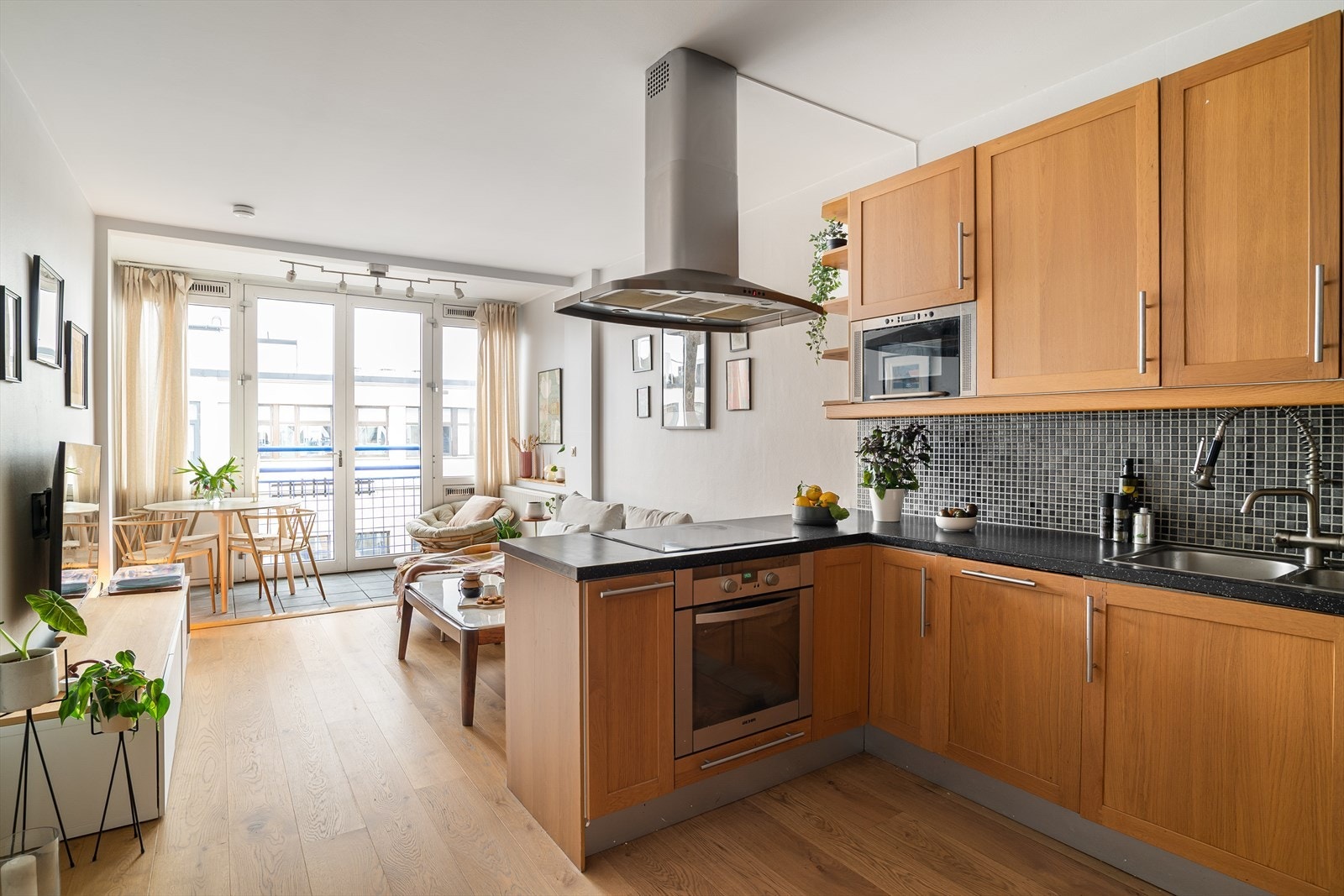 Himlingshøyde er målt til omtrent 265cm som gir et ekstra romslig og luftig preg inne i boligen. Galleribilde