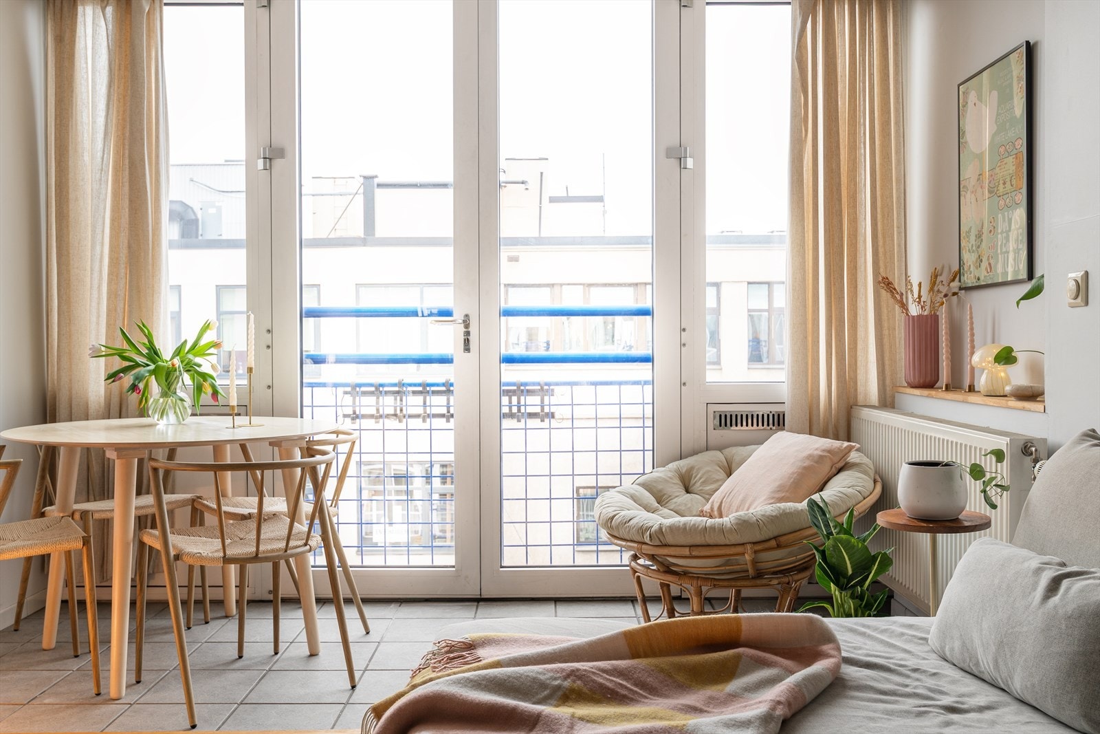 Det er en stor og romslig stue med store vindusflater som slipper inn rikelig med naturlig lys. Galleribilde