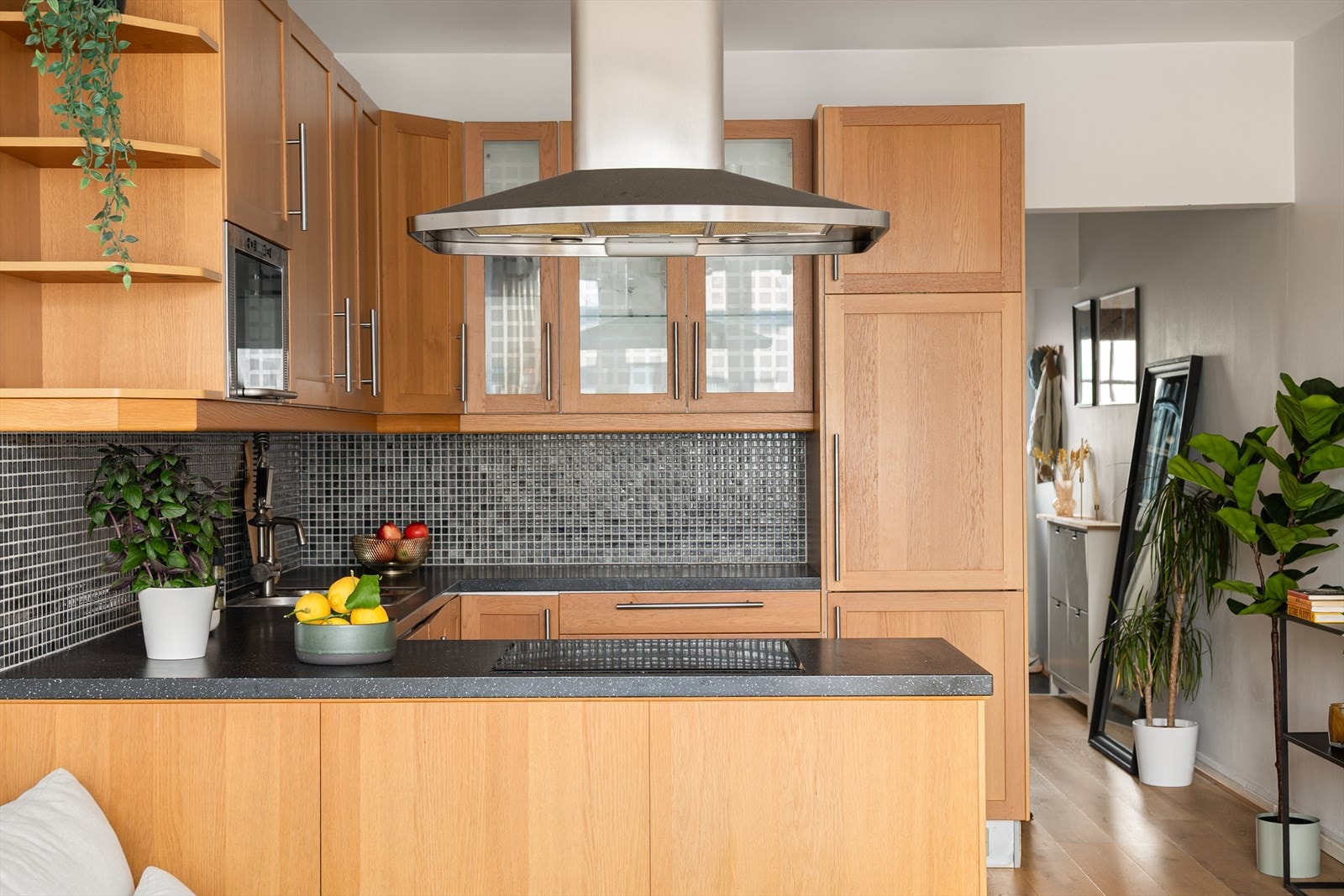 Kjøkkenet er fra 2007. Her har du meget god benk og lagringsplass. Galleribilde